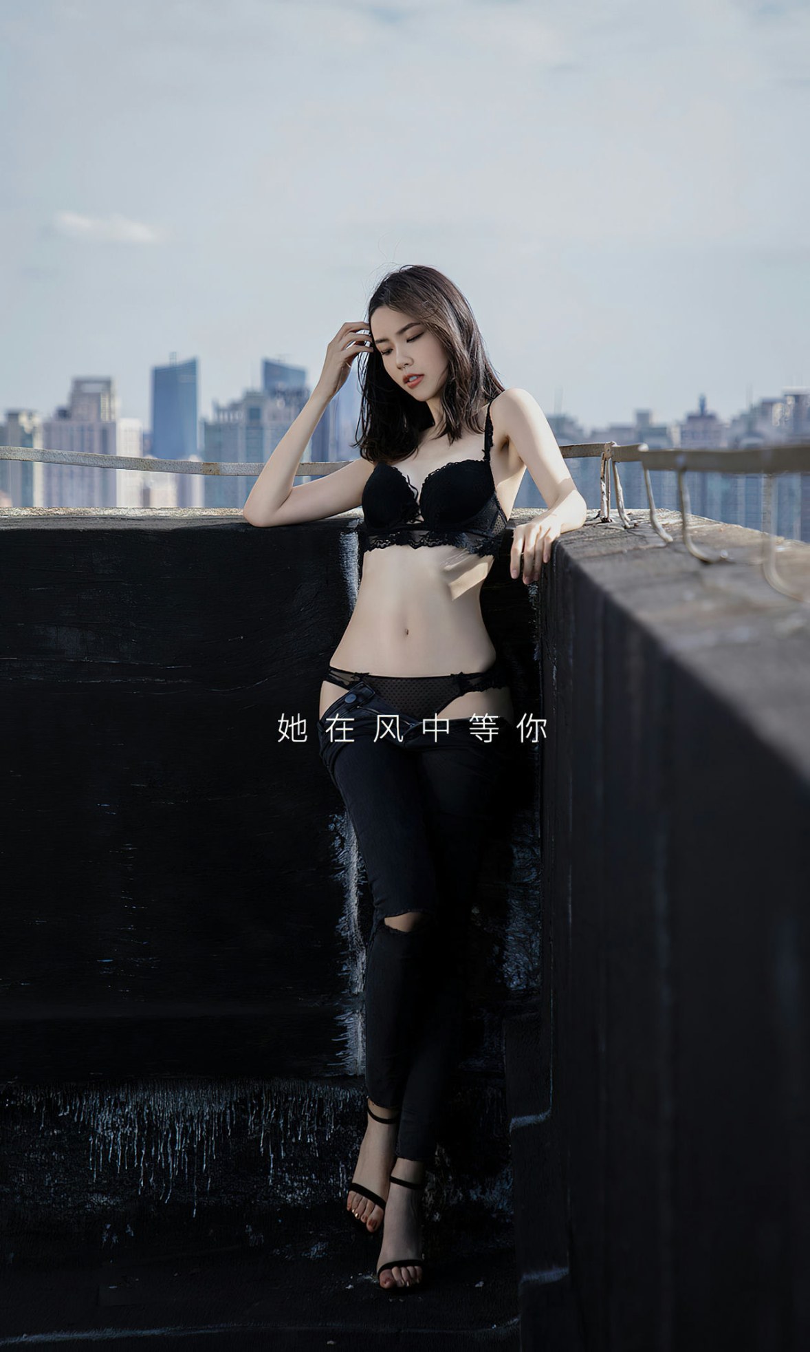 [Ugirls爱尤物]No.2570_模特欧阳美萱户外天台性感黑色蕾丝内衣秀完美身材诱惑写真35P-最新发布论坛-免费套图-看套图