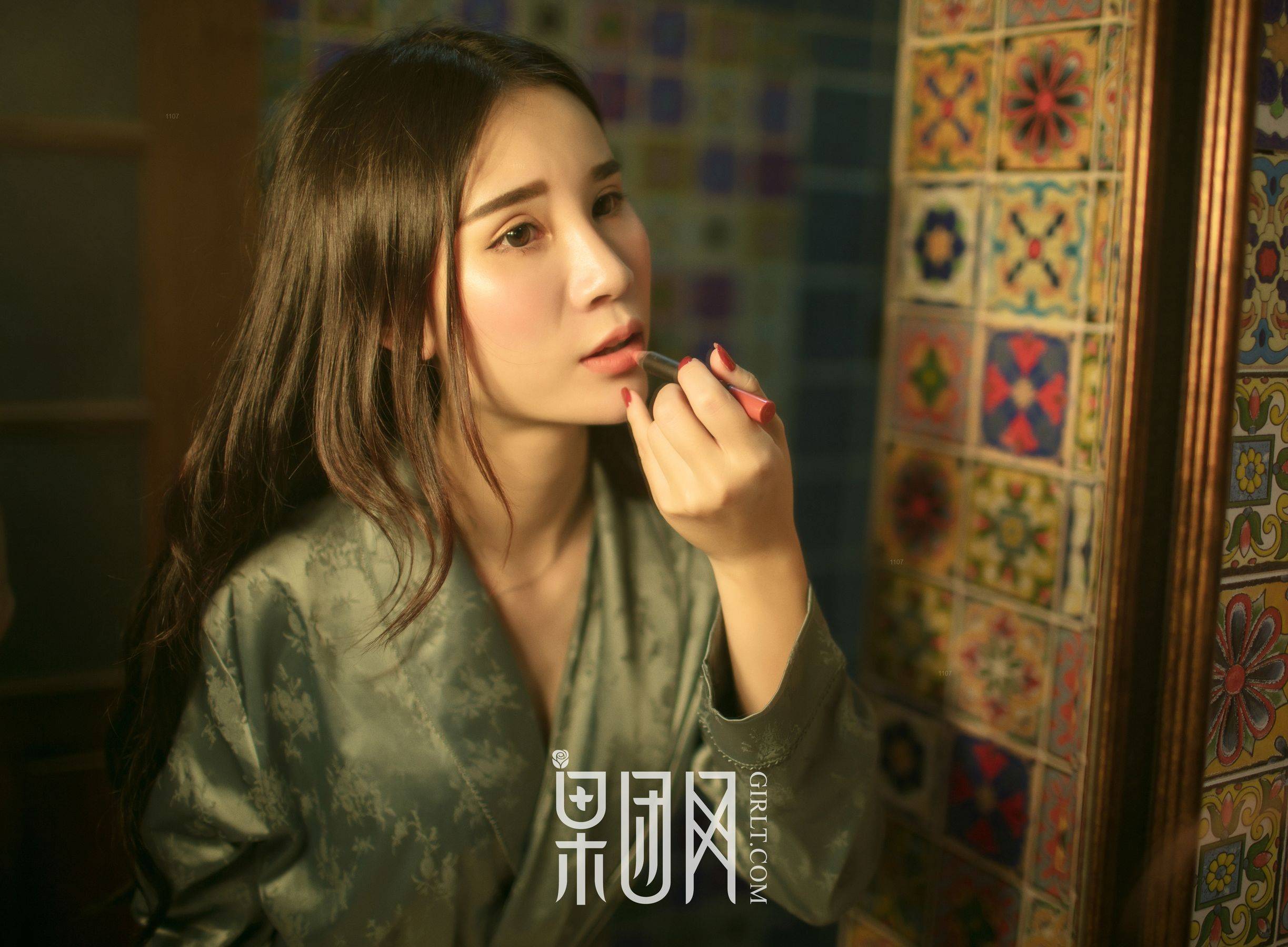 万万《硬朗御姐真空上阵大秀美背，浴缸湿身无比勾魂！》 [果团网Girlt] NO.075Xiuren秀人写真高清美女套图写真下载-看套图看套图