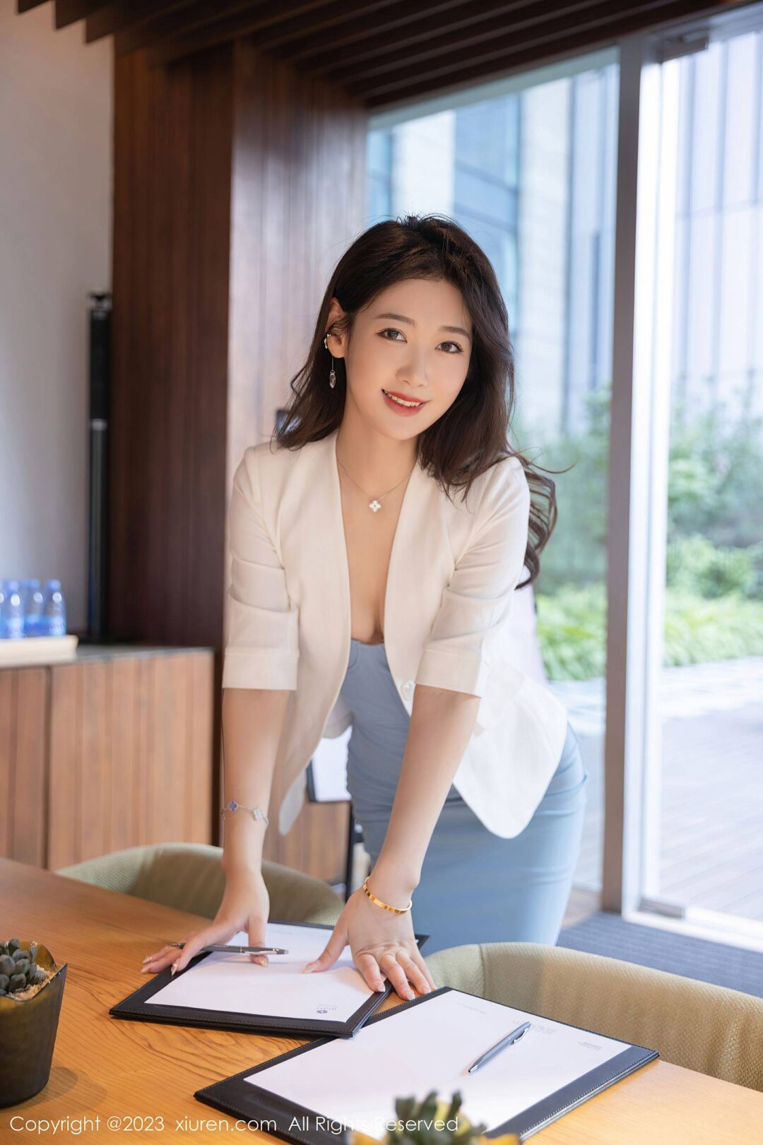 [XiuRen秀人网] No.6368 唐安琪 短裙美腿-看套图