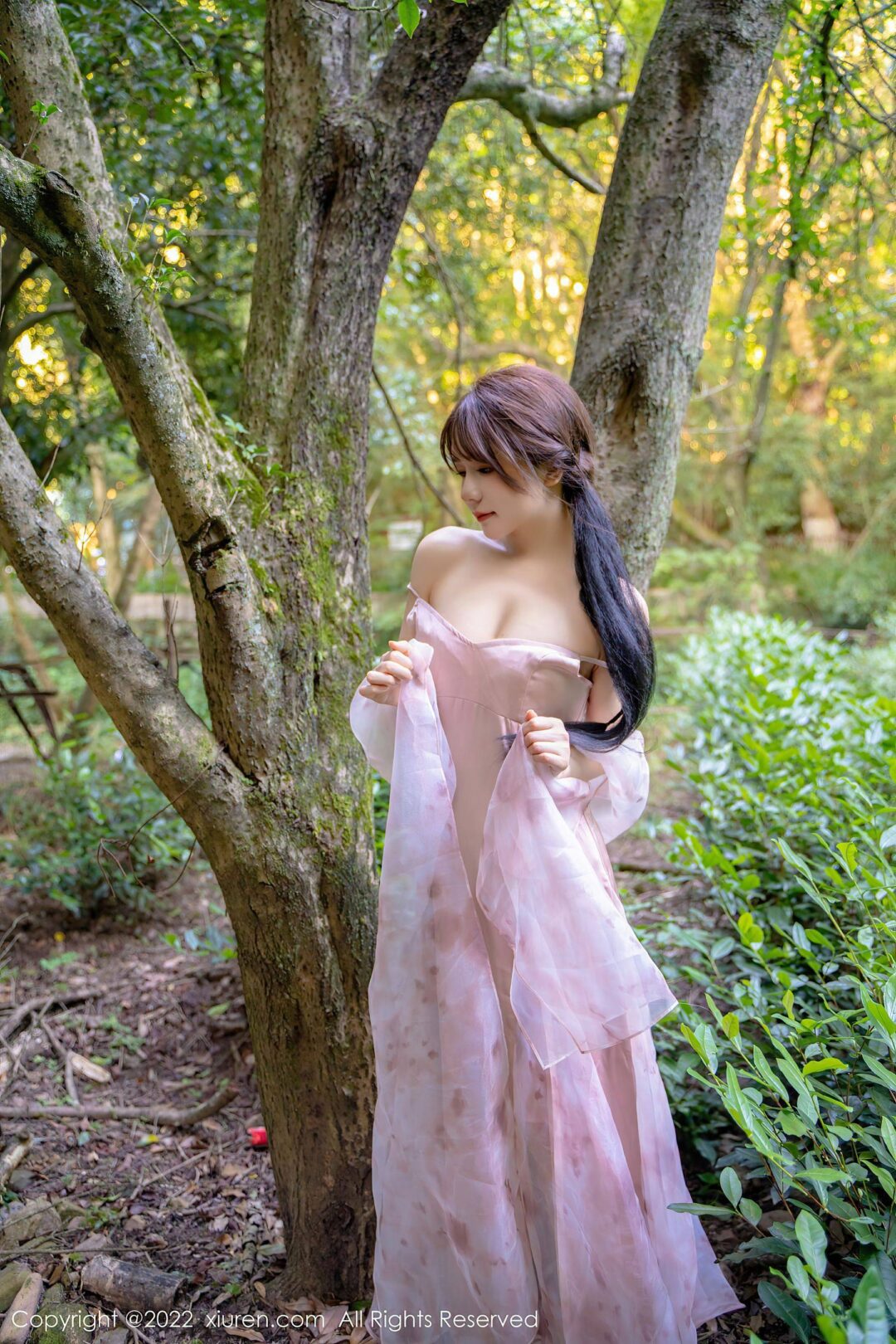 [XiuRen秀人网] No.5690 婠婠么 美腿长裙-看套图