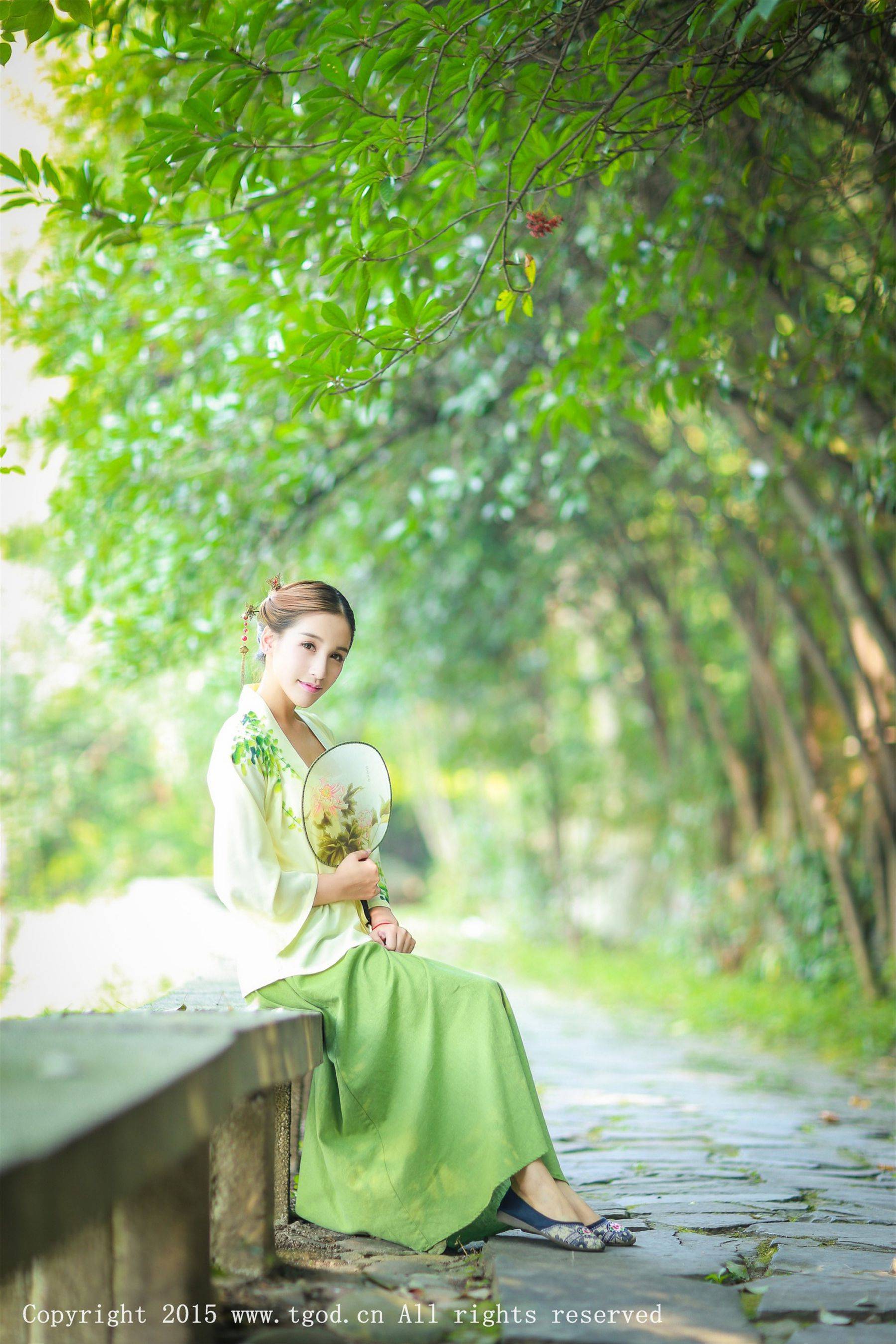 艾希ICE《女神身着清新汉服 从湖畔缓缓走来》 [TGOD推女神]Xiuren秀人写真高清美女套图写真下载-看套图看套图