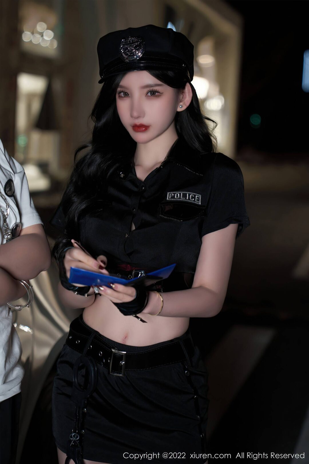 [XiuRen秀人网] No.4741 周于希Sally 黑丝美腿女警制服-看套图
