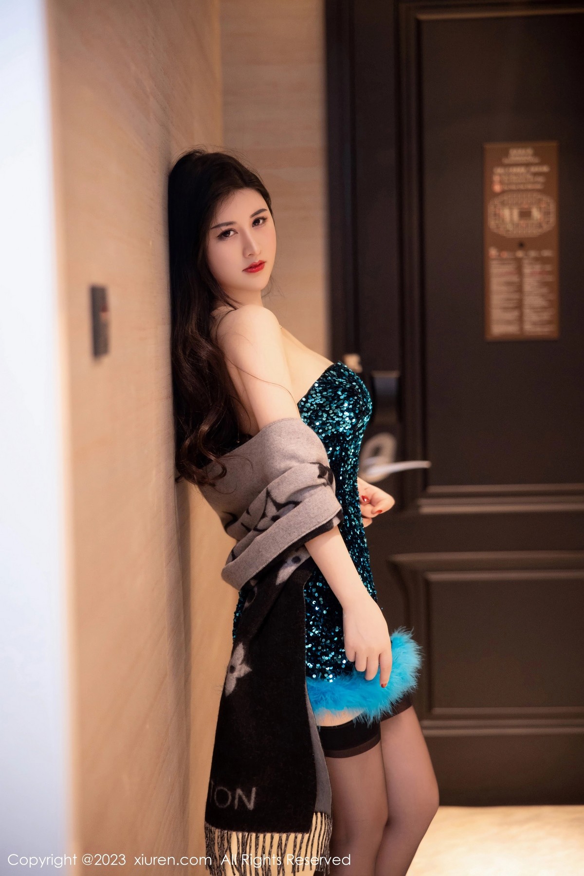 XiuRen第6384期_模特诗诗kiki性感蓝黑露肩连衣短裙露黑色蕾丝内衣惹火诱惑写真86P-看套图