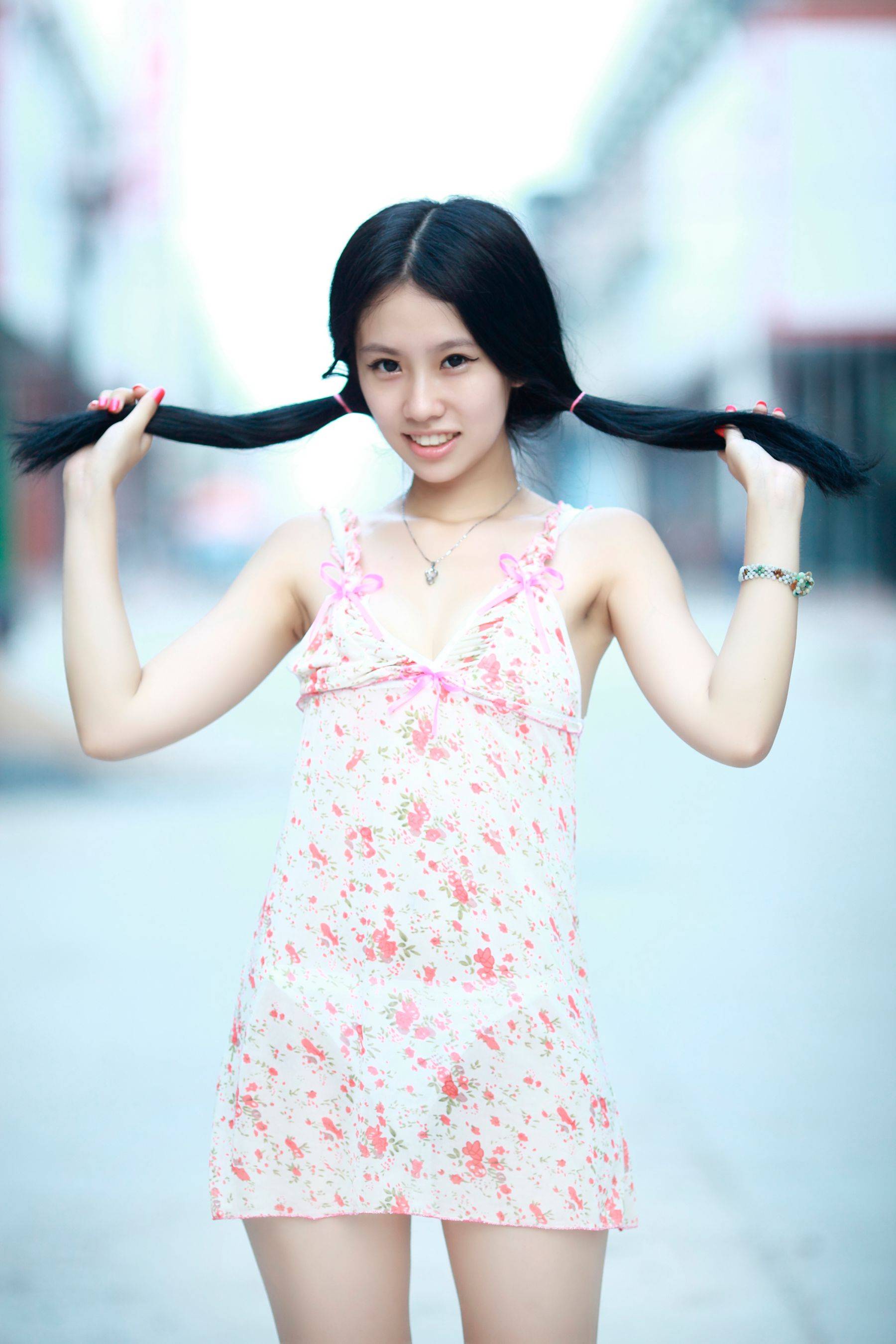 琪琪《异域萝莉》 [头条女神]-看套图