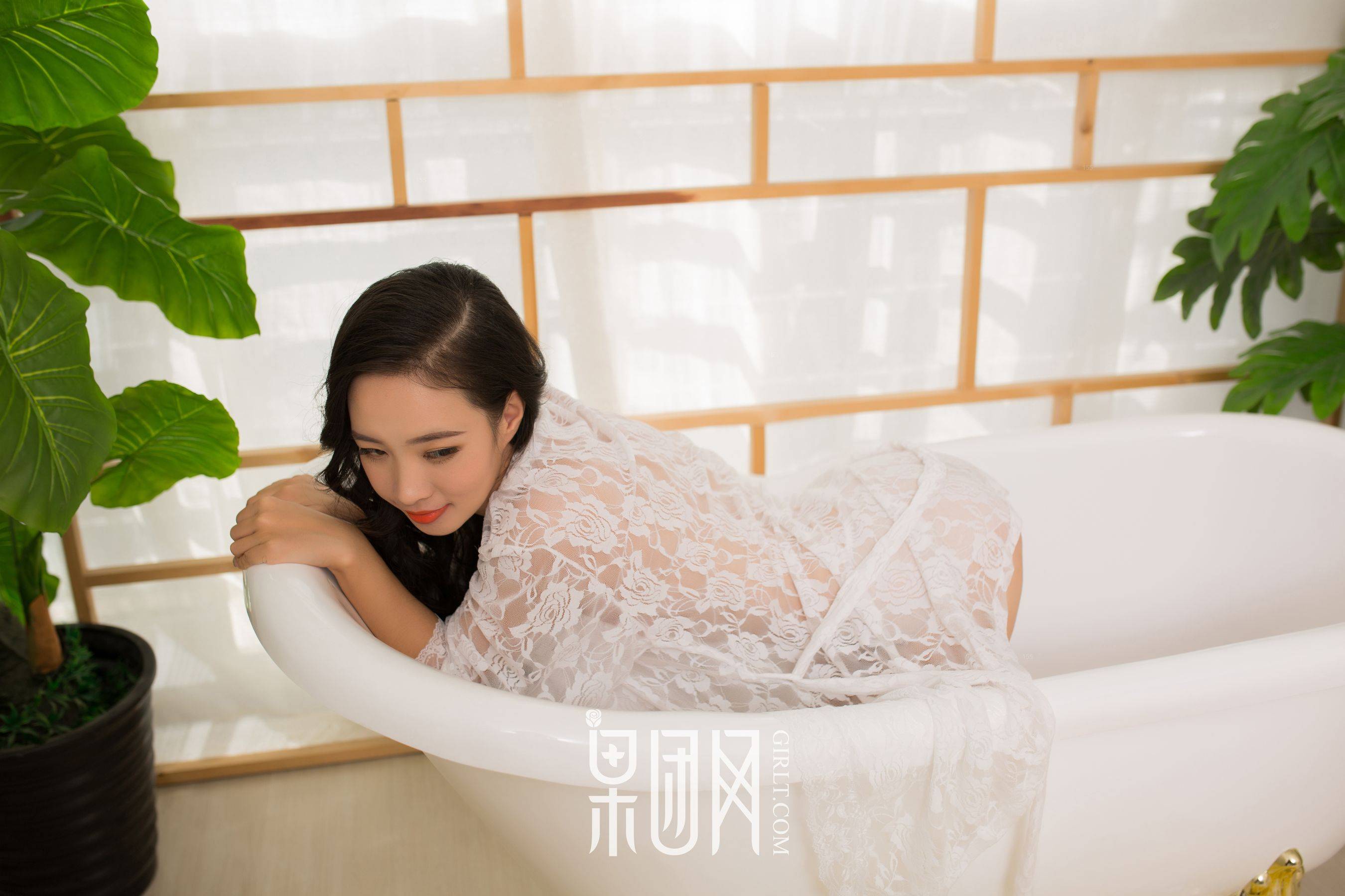 《白色蕾丝&黑色连体网袜》 [果团网Girlt] NO.085Xiuren秀人写真高清美女套图写真下载-看套图看套图