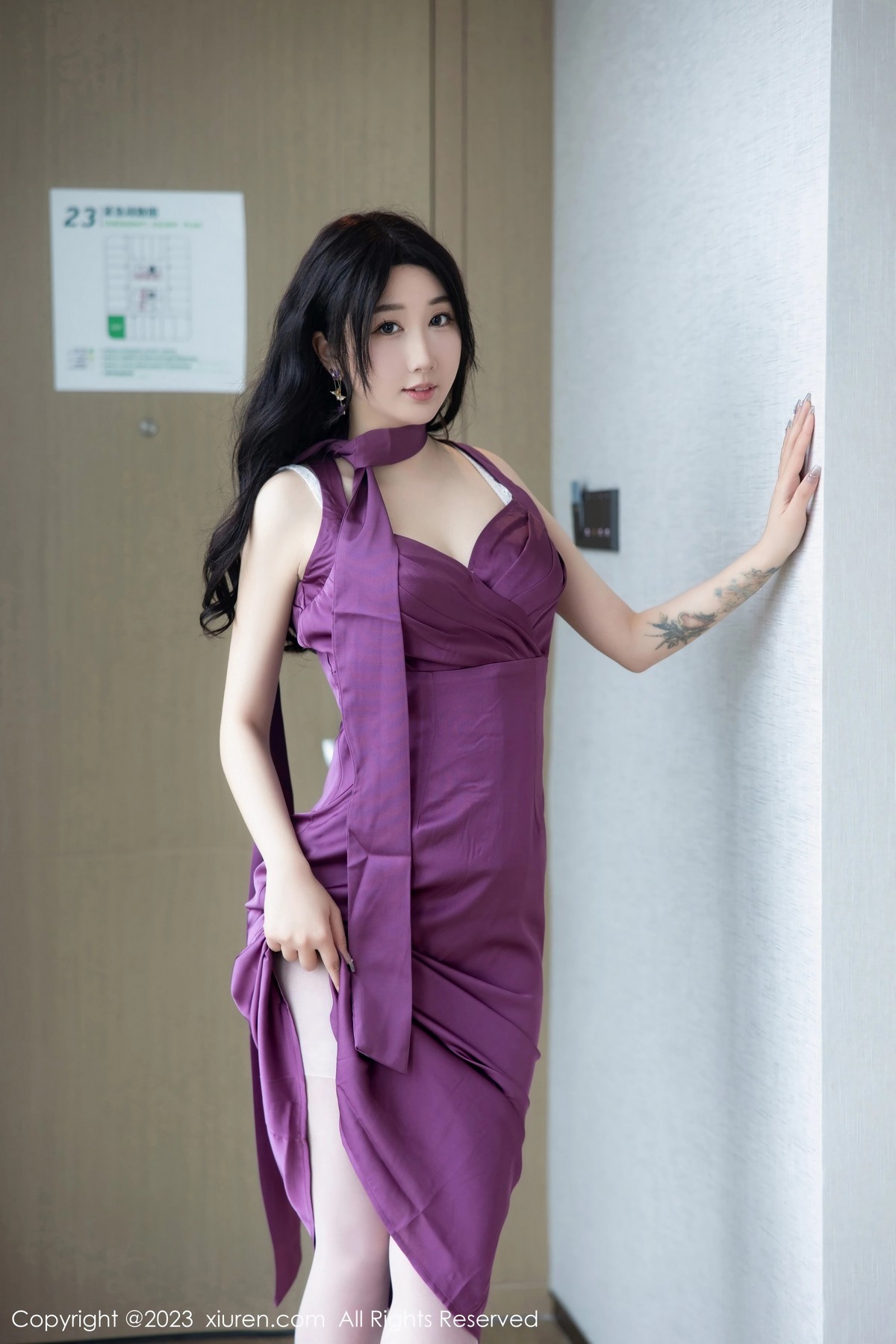XiuRen第6462期_模特江真真半脱紫色连衣长裙露性感白色蕾丝内衣迷人诱惑写真100P-看套图