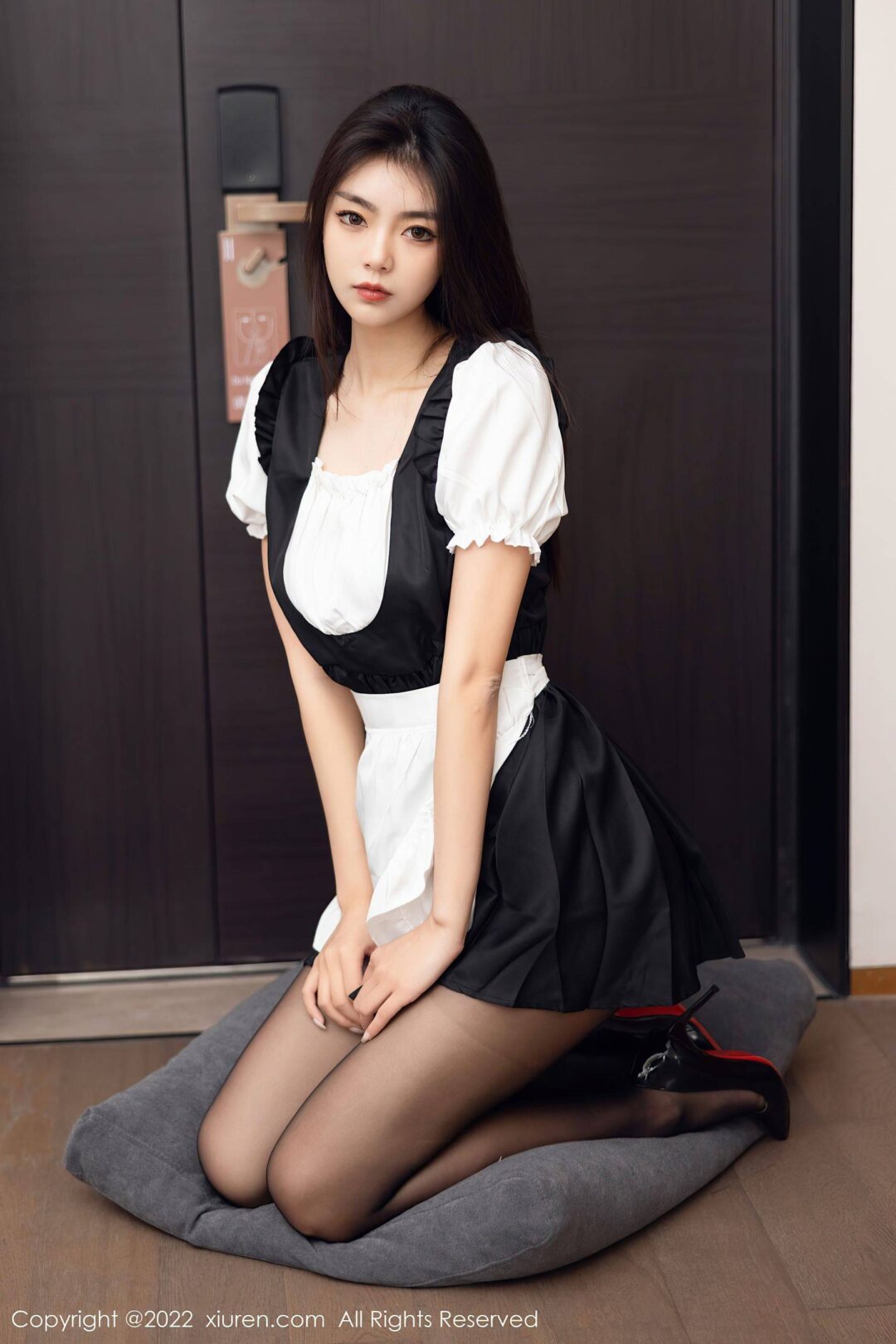 [XiuRen秀人网] No.5706 可樂Vicky 黑丝美腿-看套图