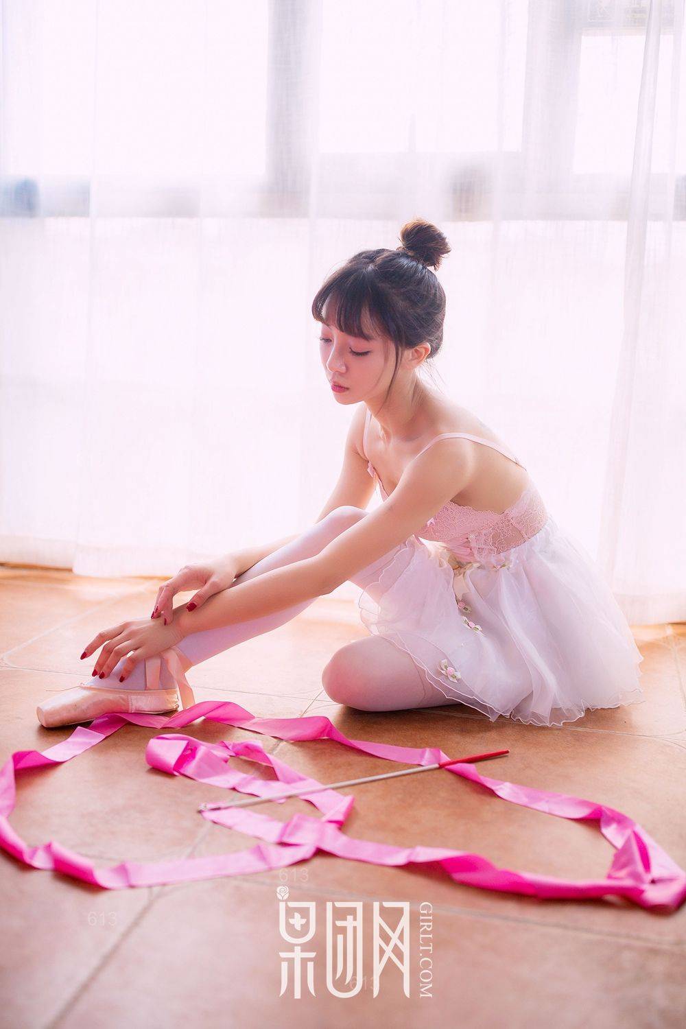 萌萌女《掌上芭蕾粉色糖果》 [果团网Girlt] No.044Xiuren秀人写真高清美女套图写真下载-看套图看套图