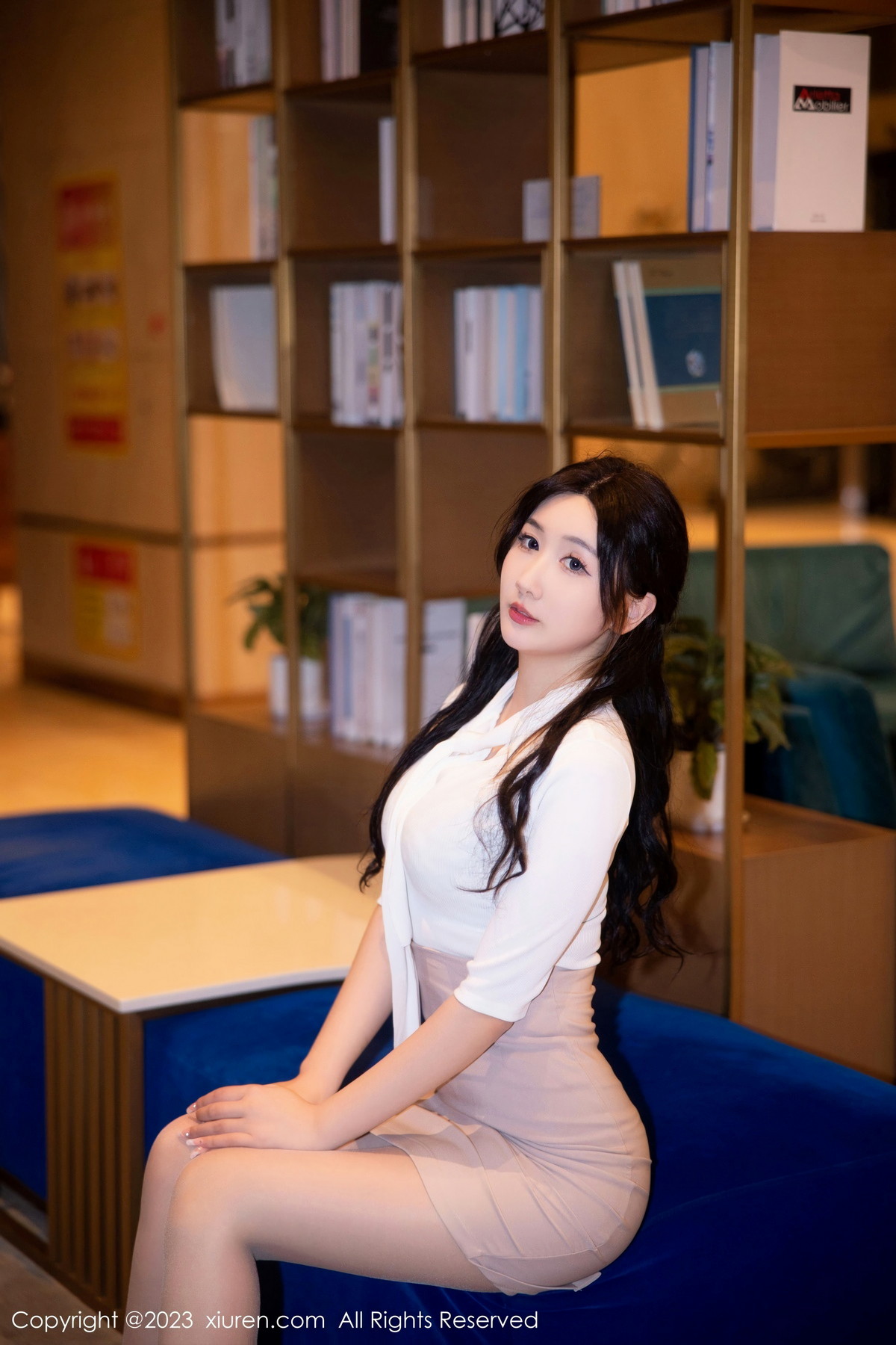 XiuRen第6207期_模特江真真白色Ol职业装露淡蓝色蕾丝内衣秀丰腴身姿迷人写真110P-看套图