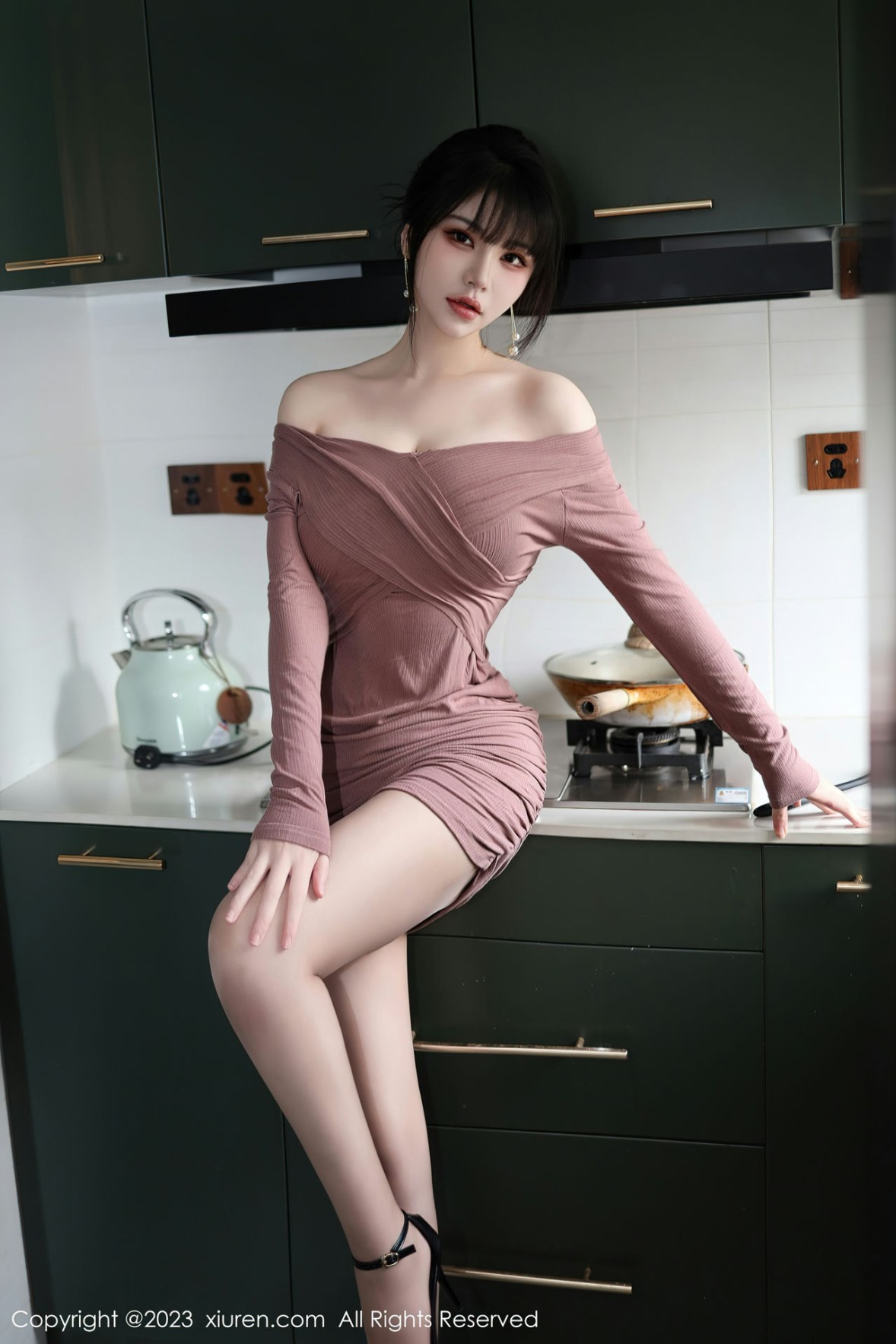 XiuRen第6178期_模特桃桃子_私房性感厨娘装扮超薄无内肉丝秀翘臀美腿诱惑写真82P-看套图