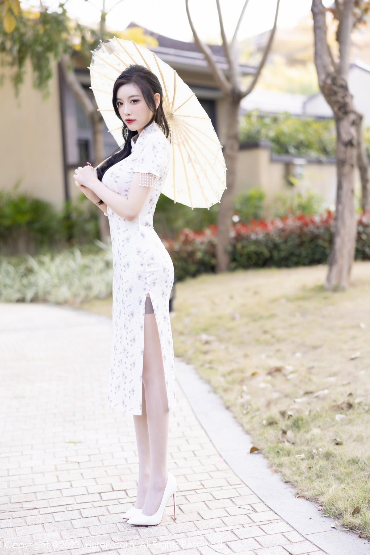 XiuRen第6186期_女神杨晨晨Yome白色带图案旗袍露性感灰色内衣完美诱惑写真86P-看套图