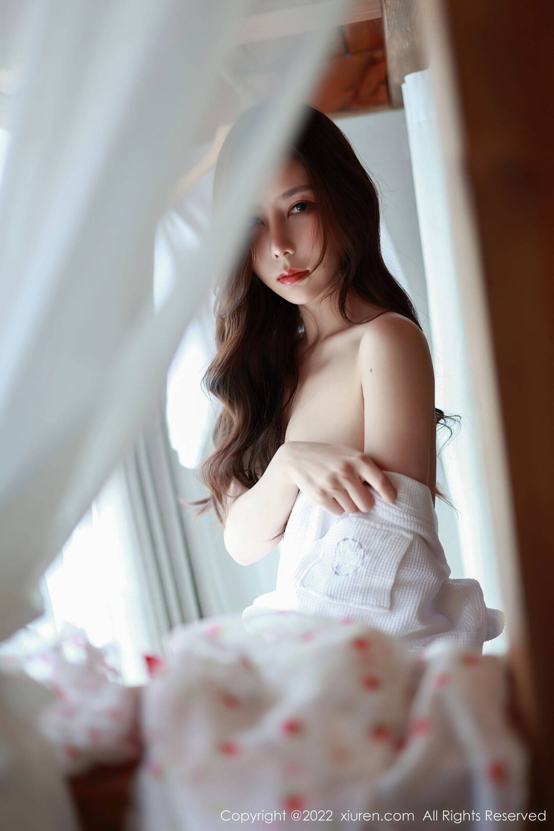 [XiuRen秀人网] No.4932 尹甜甜 睡袍美腿-看套图