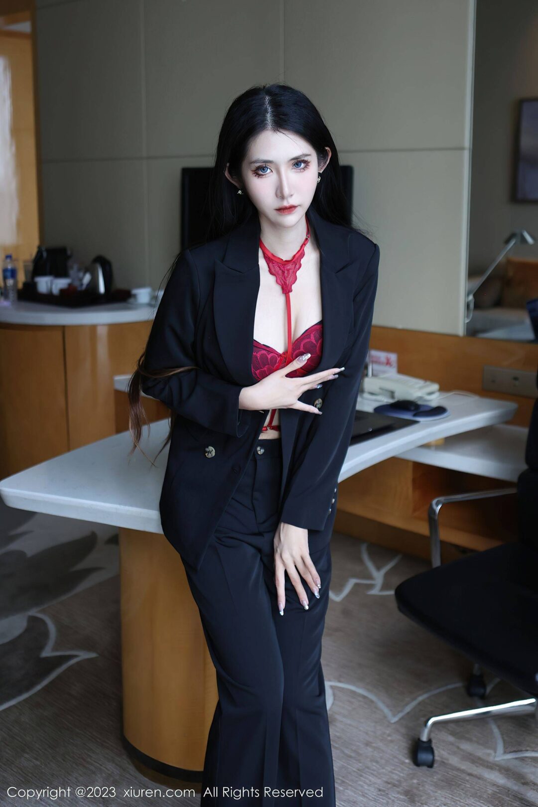 [XiuRen秀人网] No.6402 依娜Yina 美腿新人Xiuren秀人写真高清美女套图写真下载-看套图看套图