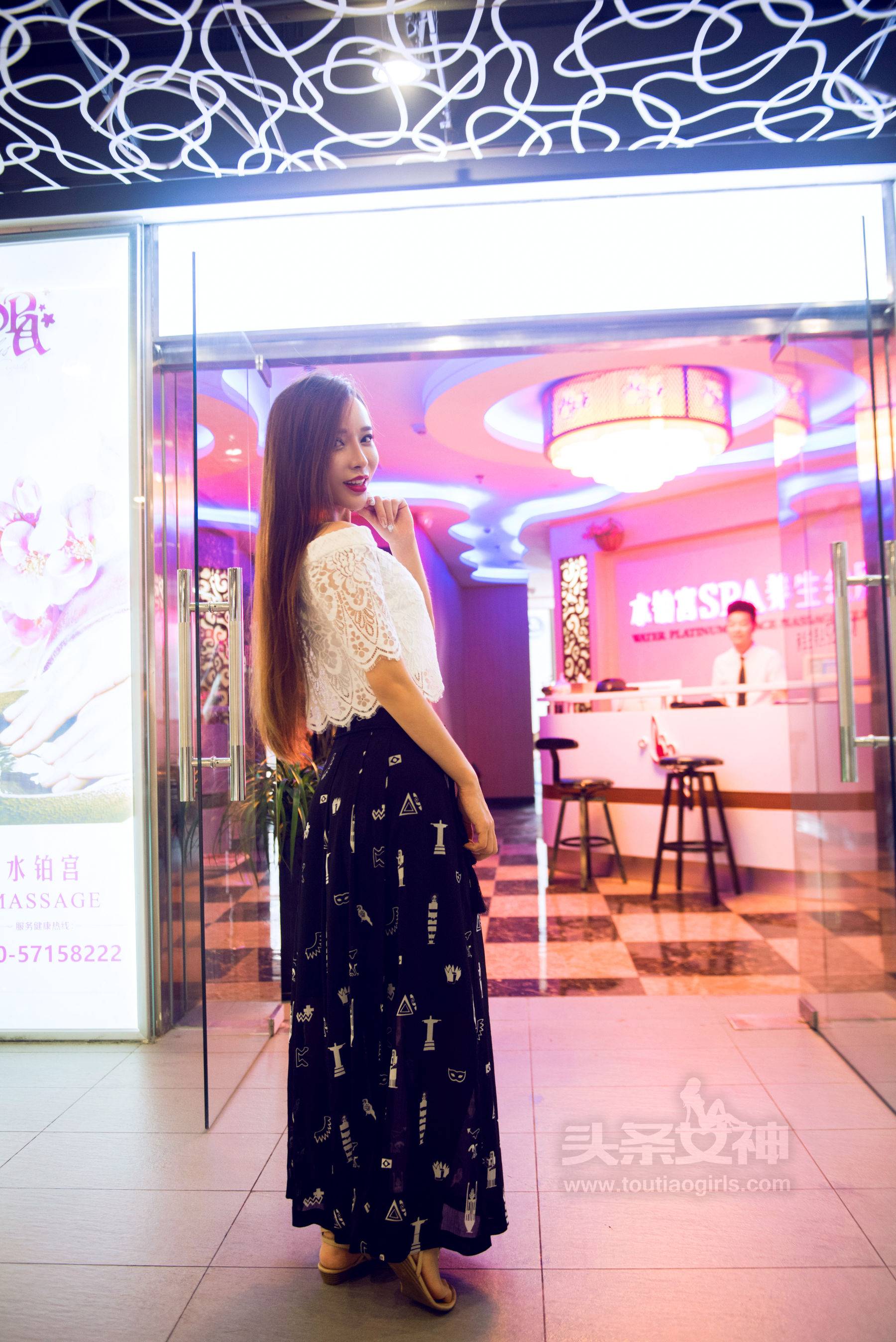 艾小青《女神探店水铂宫篇》 [头条女神]Xiuren秀人写真高清美女套图写真下载-看套图看套图