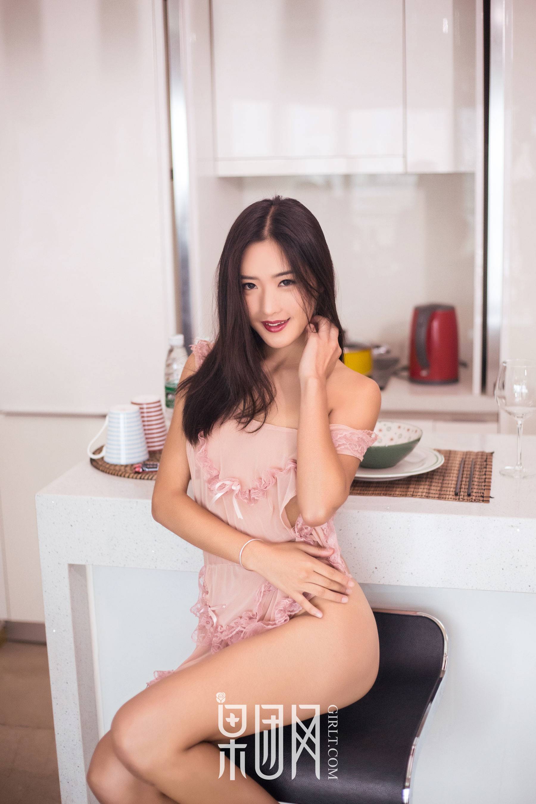 周琰琳LIN《清纯粉裙高开叉》 [果团网Girlt] No.013Xiuren秀人写真高清美女套图写真下载-看套图看套图