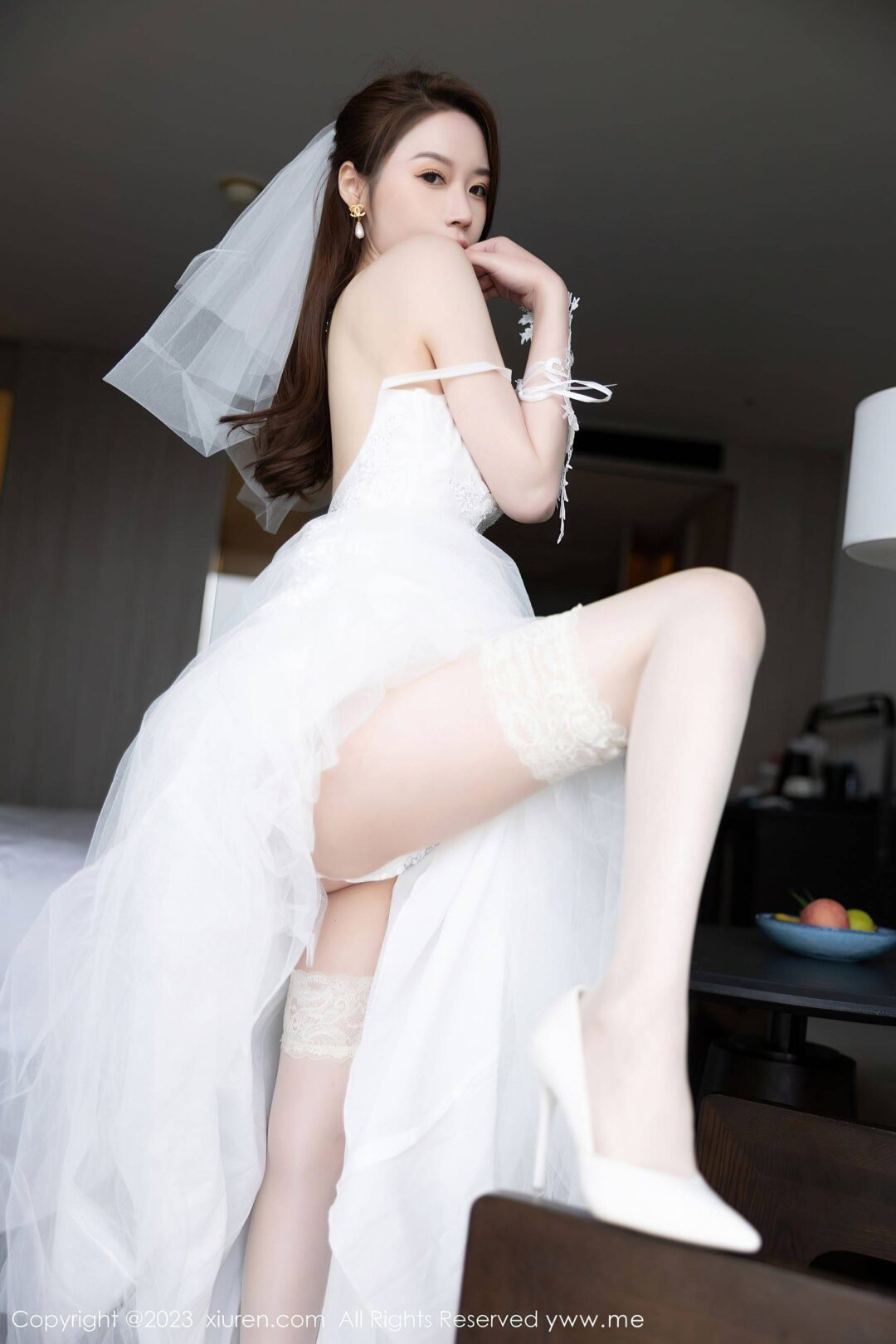 [XiuRen秀人网] No.6120 梦心玥 婚纱服美腿-看套图