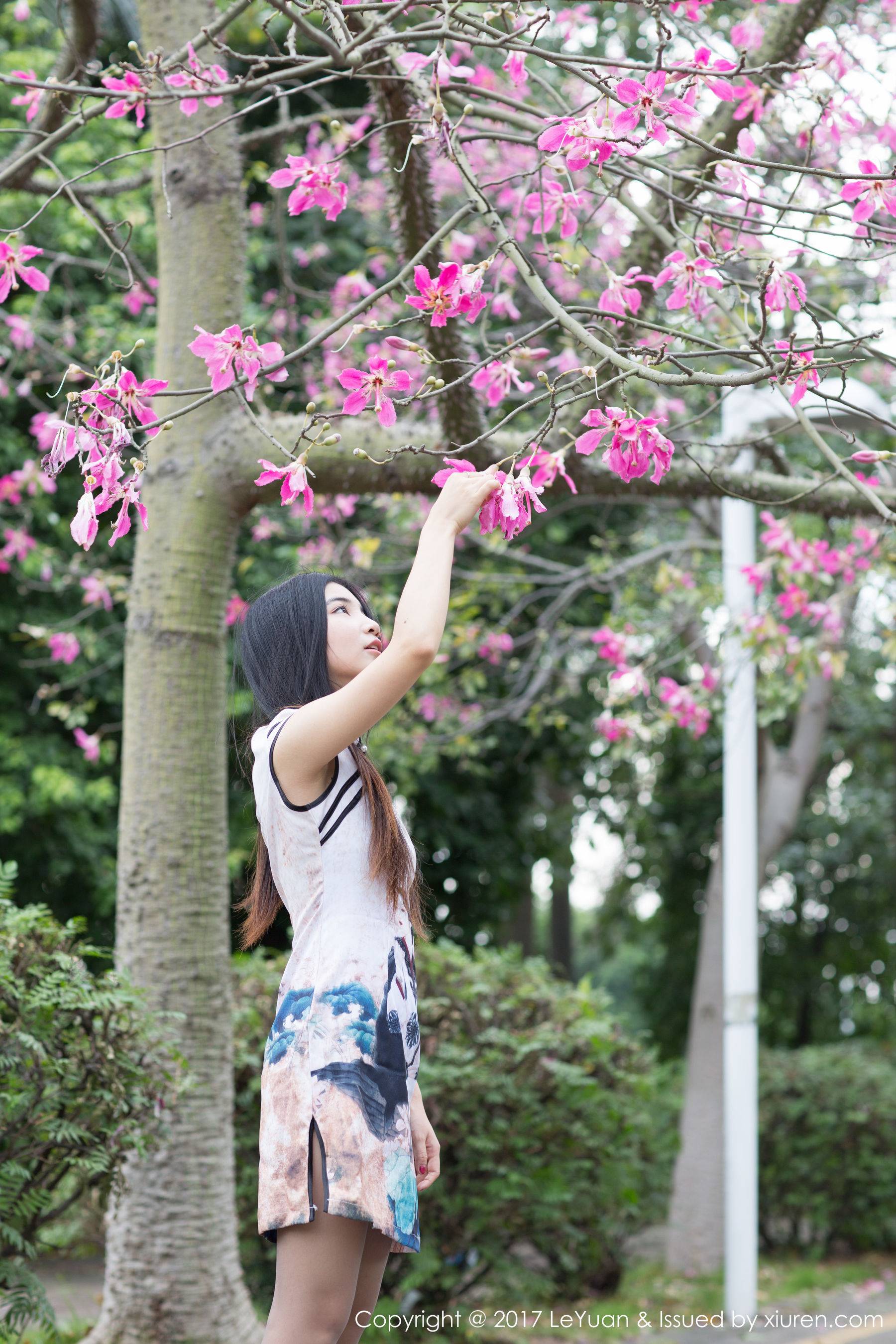 Winki絲女郎《外景和车拍美腿系列》 [星乐园LeYuan] VOL.039Xiuren秀人写真高清美女套图写真下载-看套图看套图