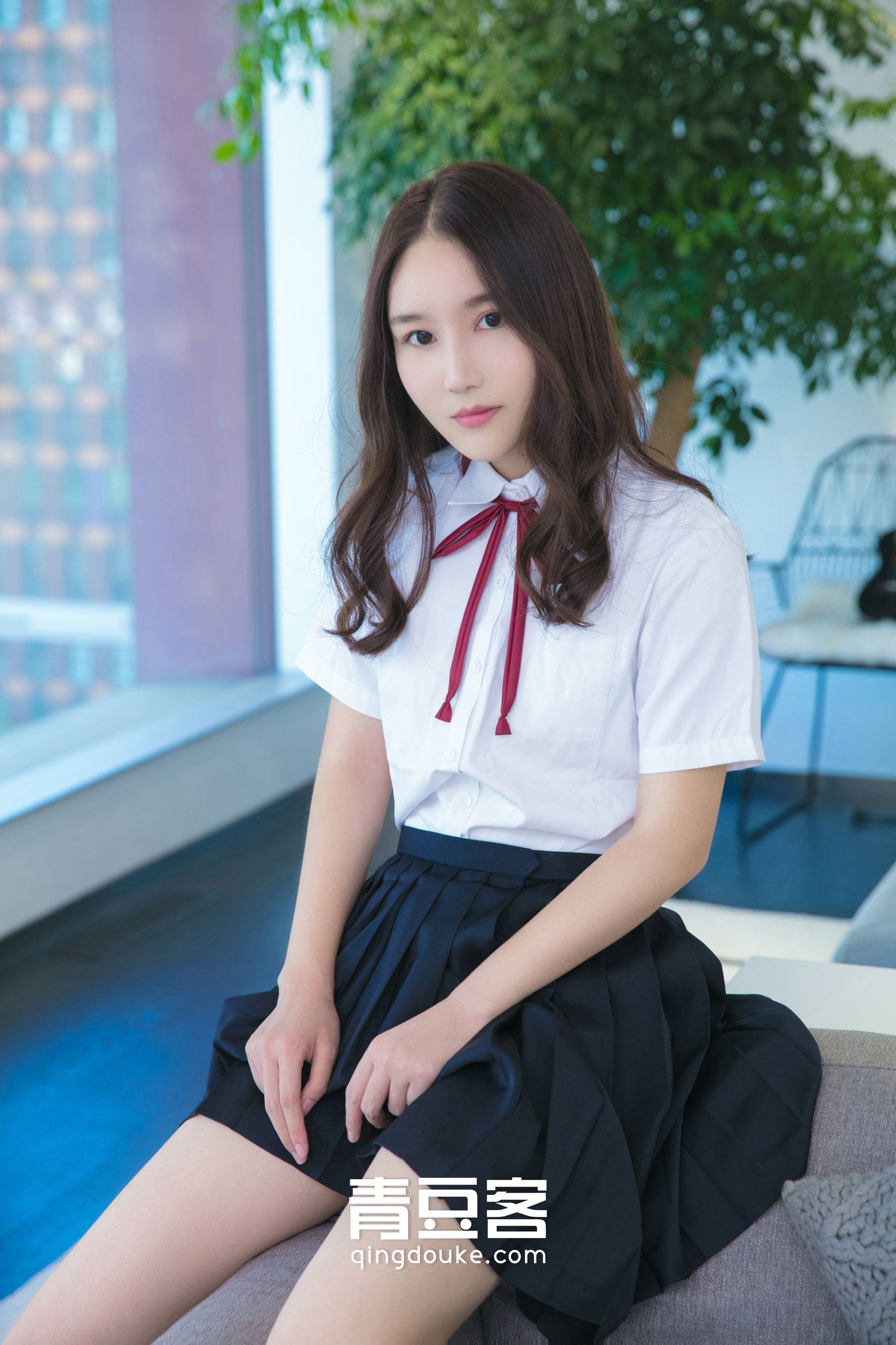 甜美妹妹魏扭扭《校服写真娇羞露骨惹人怜》 [青豆客QingDouKe]Xiuren秀人写真高清美女套图写真下载-看套图看套图