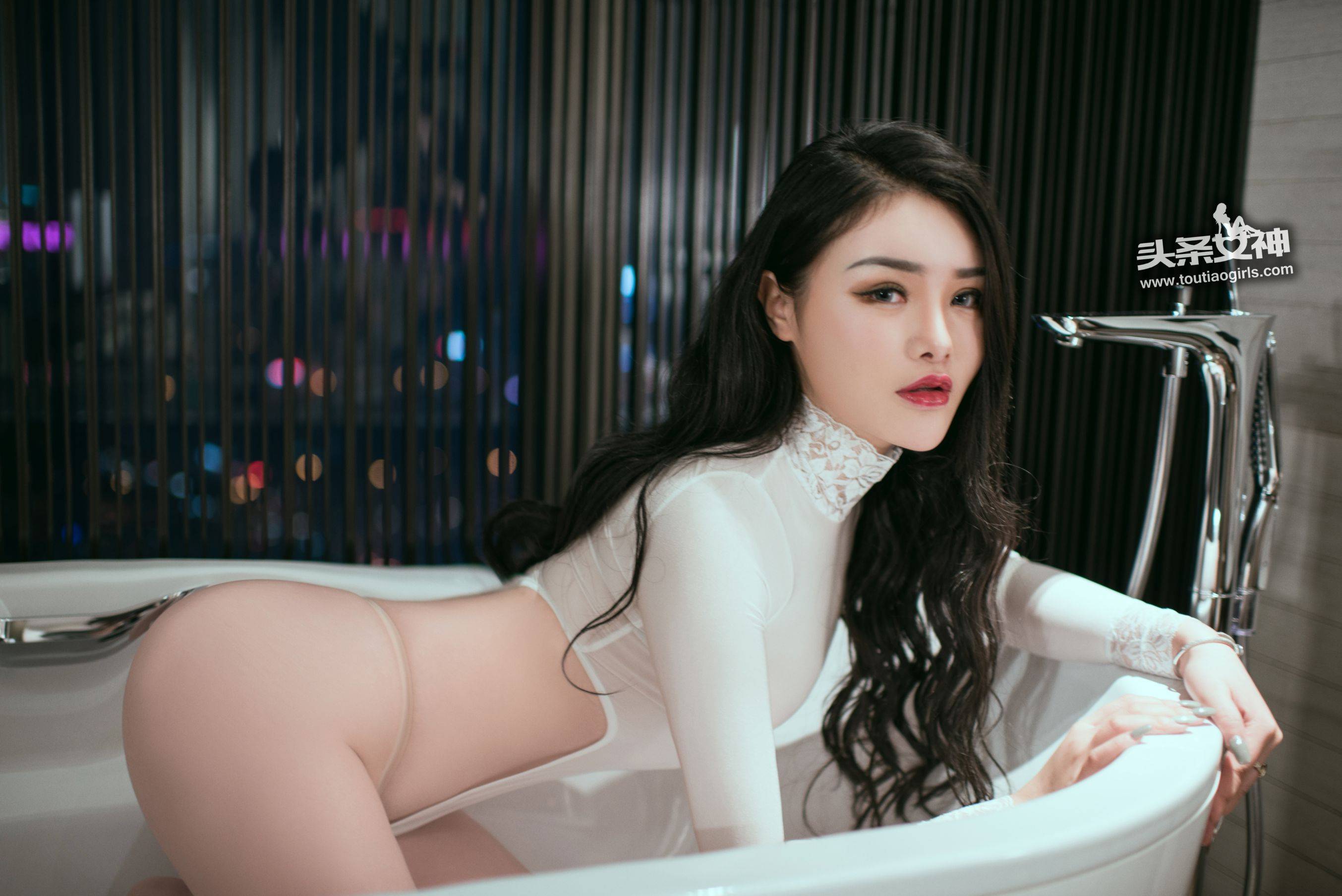 陈宇曦《诱惑巨臀 白色高叉泳衣》 [头条女神]-看套图