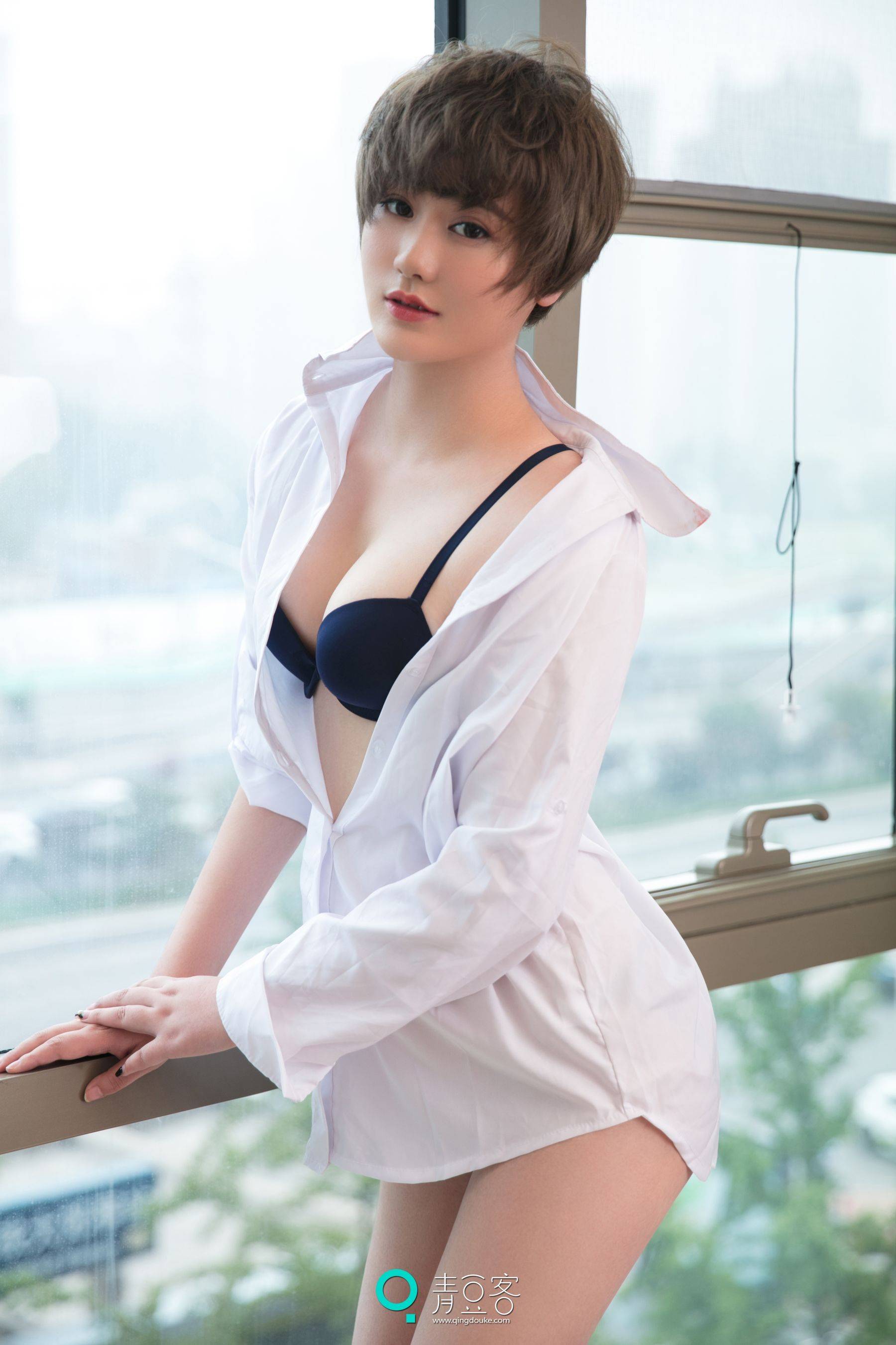 瑶瑶《短发嫩模》 [青豆客]Xiuren秀人写真高清美女套图写真下载-看套图看套图