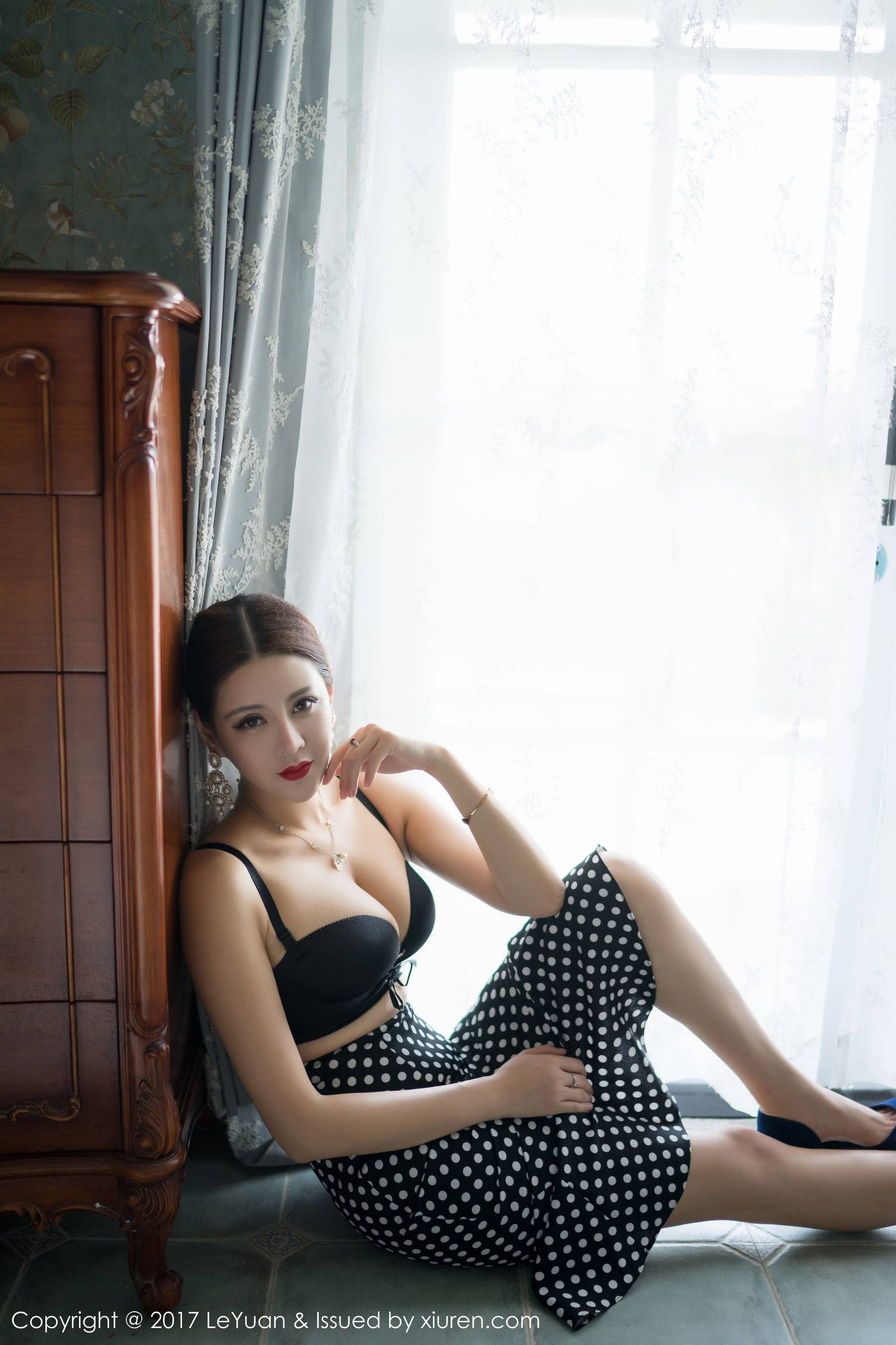 美希子《绝佳身材、一双玉兔呼之欲出》 [星乐园LeYuan] VOL.041Xiuren秀人写真高清美女套图写真下载-看套图看套图