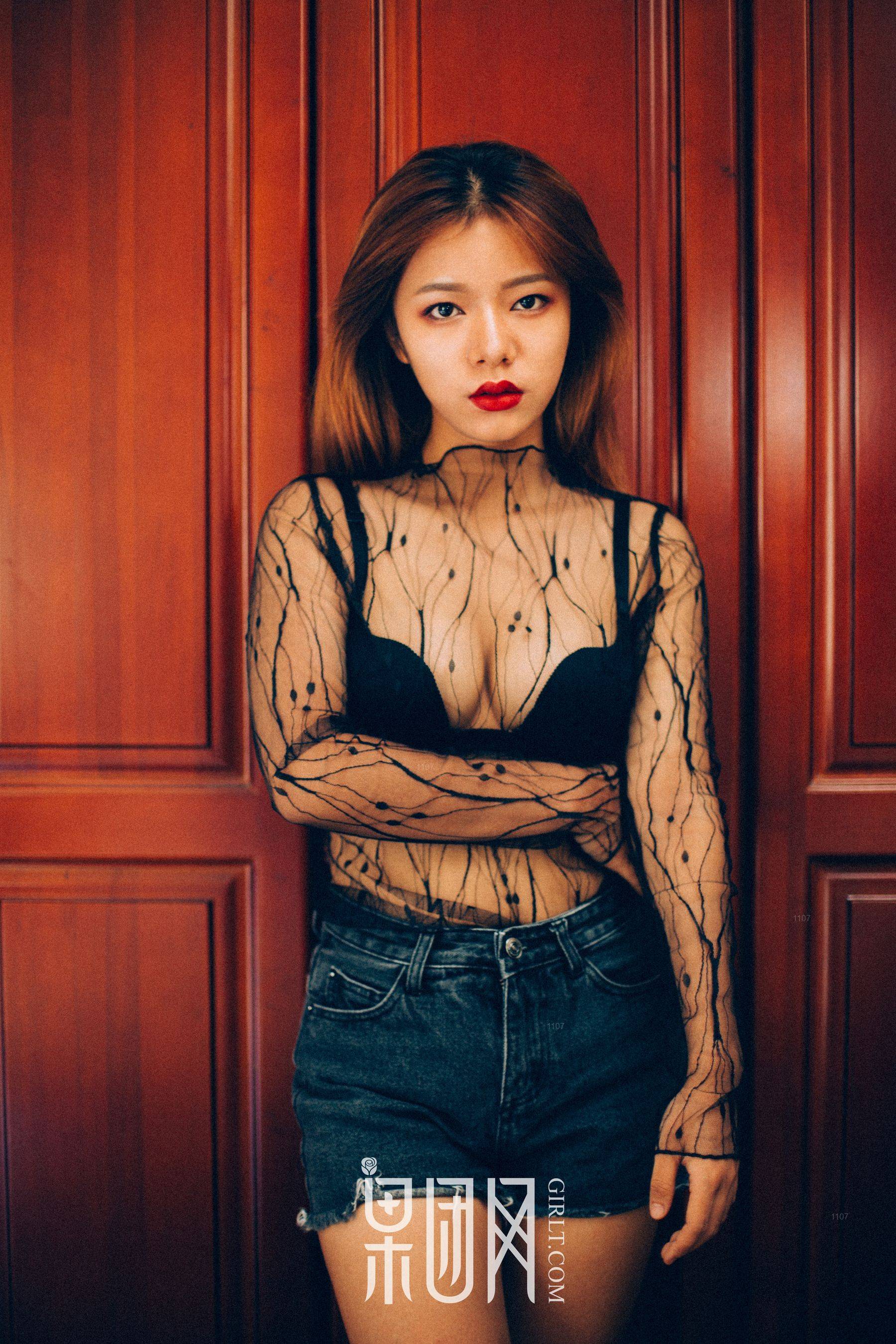 性感少女酥胸翘臀黑丝撩人 [果团网Girlt] No.068Xiuren秀人写真高清美女套图写真下载-看套图看套图