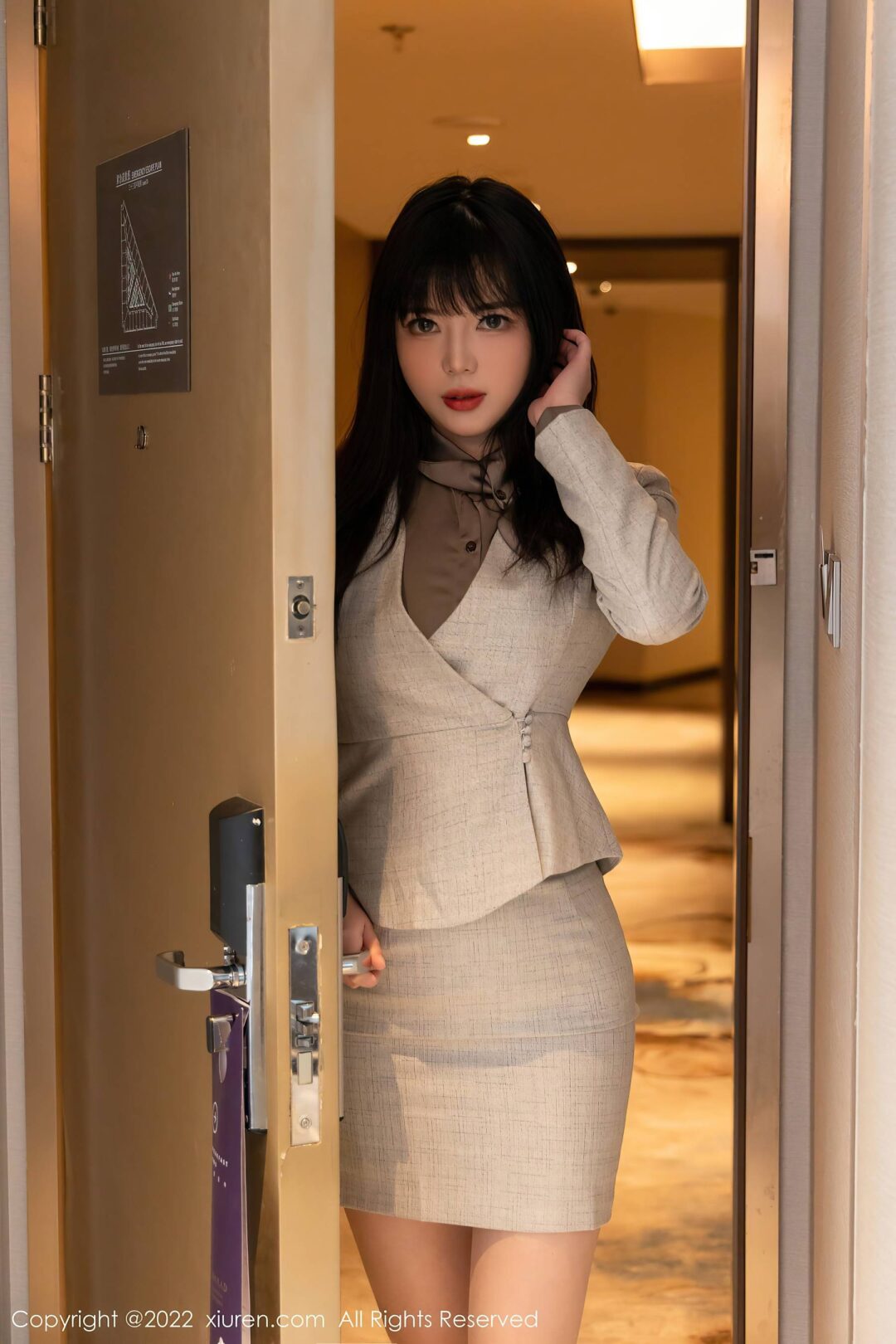 [XiuRen秀人网] No.4689 Arude薇薇 丝袜美腿短裙写真-看套图