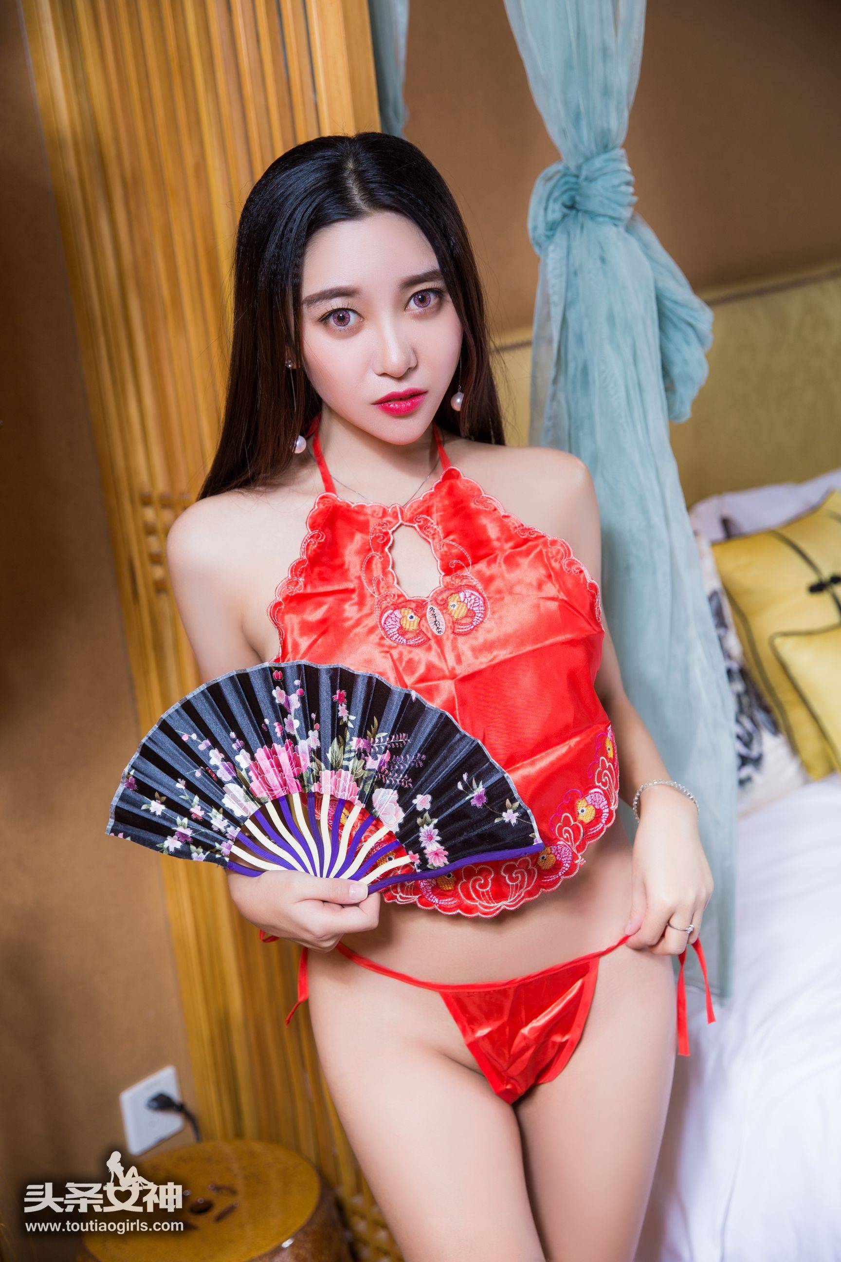 李梓熙《蜜汁痴女 红肚兜》 [头条女神] VIP专享Xiuren秀人写真高清美女套图写真下载-看套图看套图