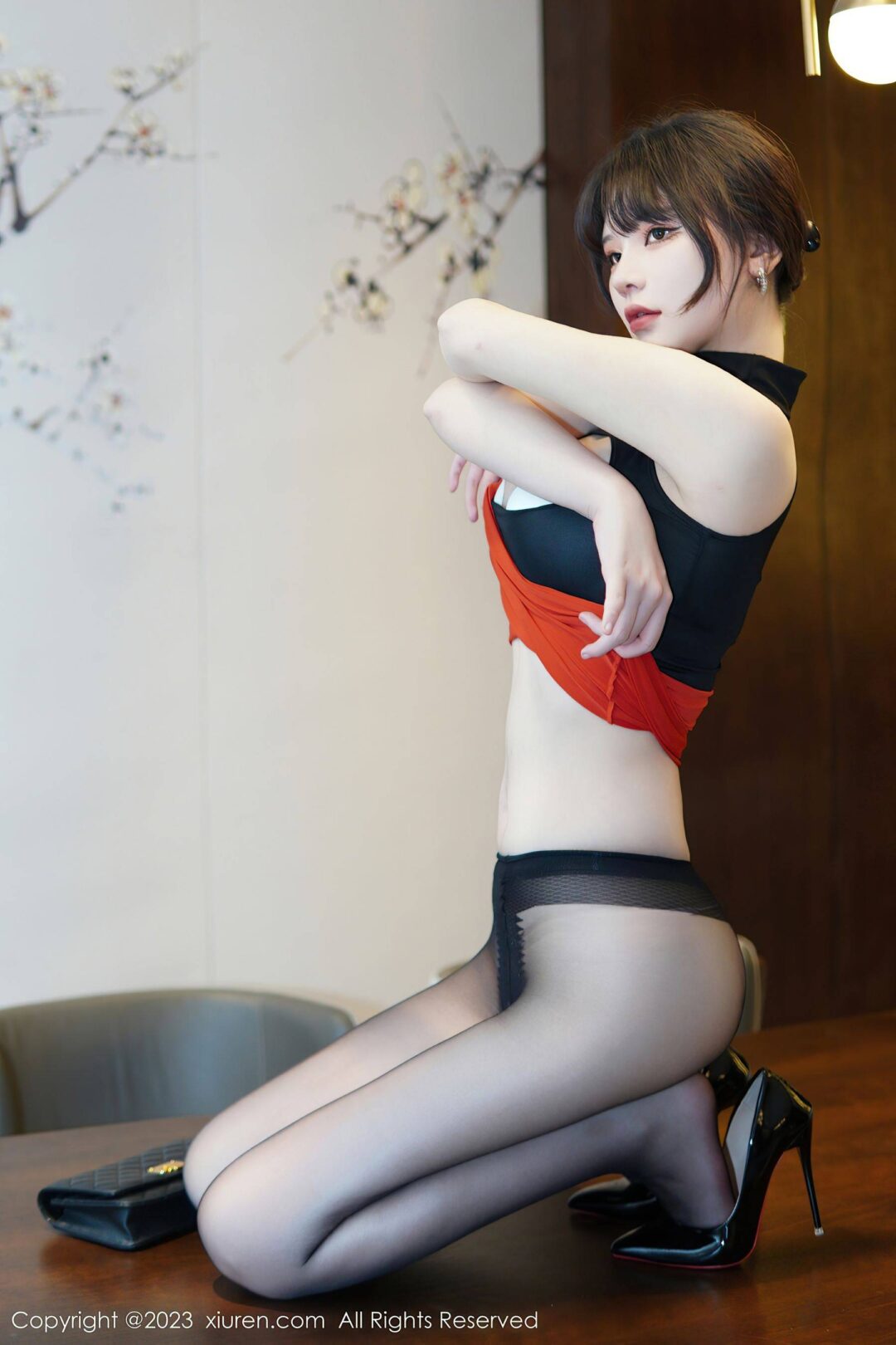 [XiuRen秀人网] No.6075 桃桃子_ 短裙美臀-看套图