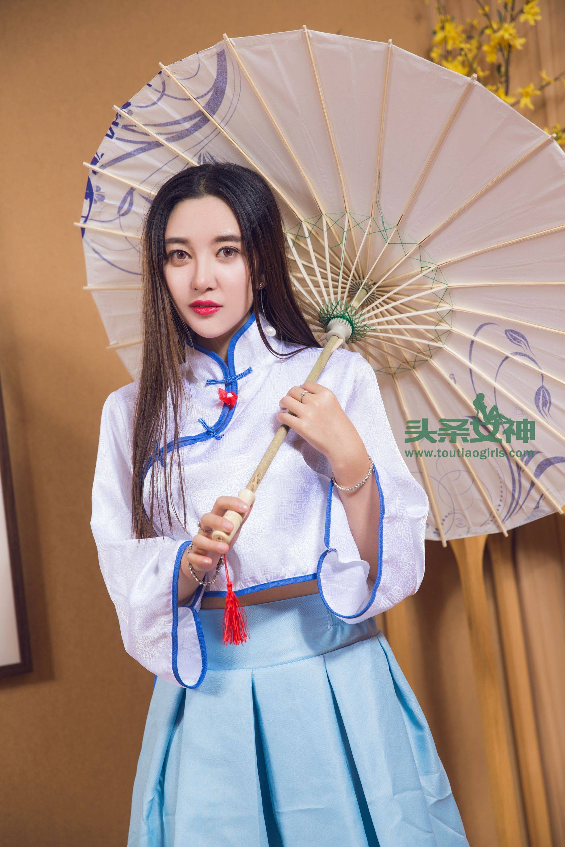 李梓熙《全身解禁 洛天依COS》 [头条女神] VIP专享Xiuren秀人写真高清美女套图写真下载-看套图看套图