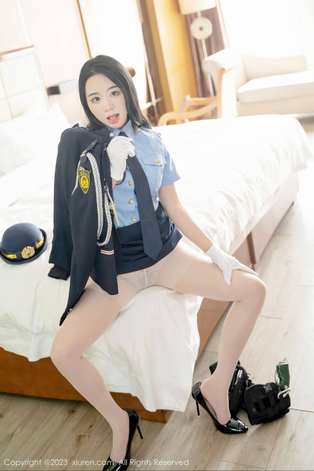 [XiuRen秀人网] No.6497 汐汐爱吃草莓 制服美臀-看套图