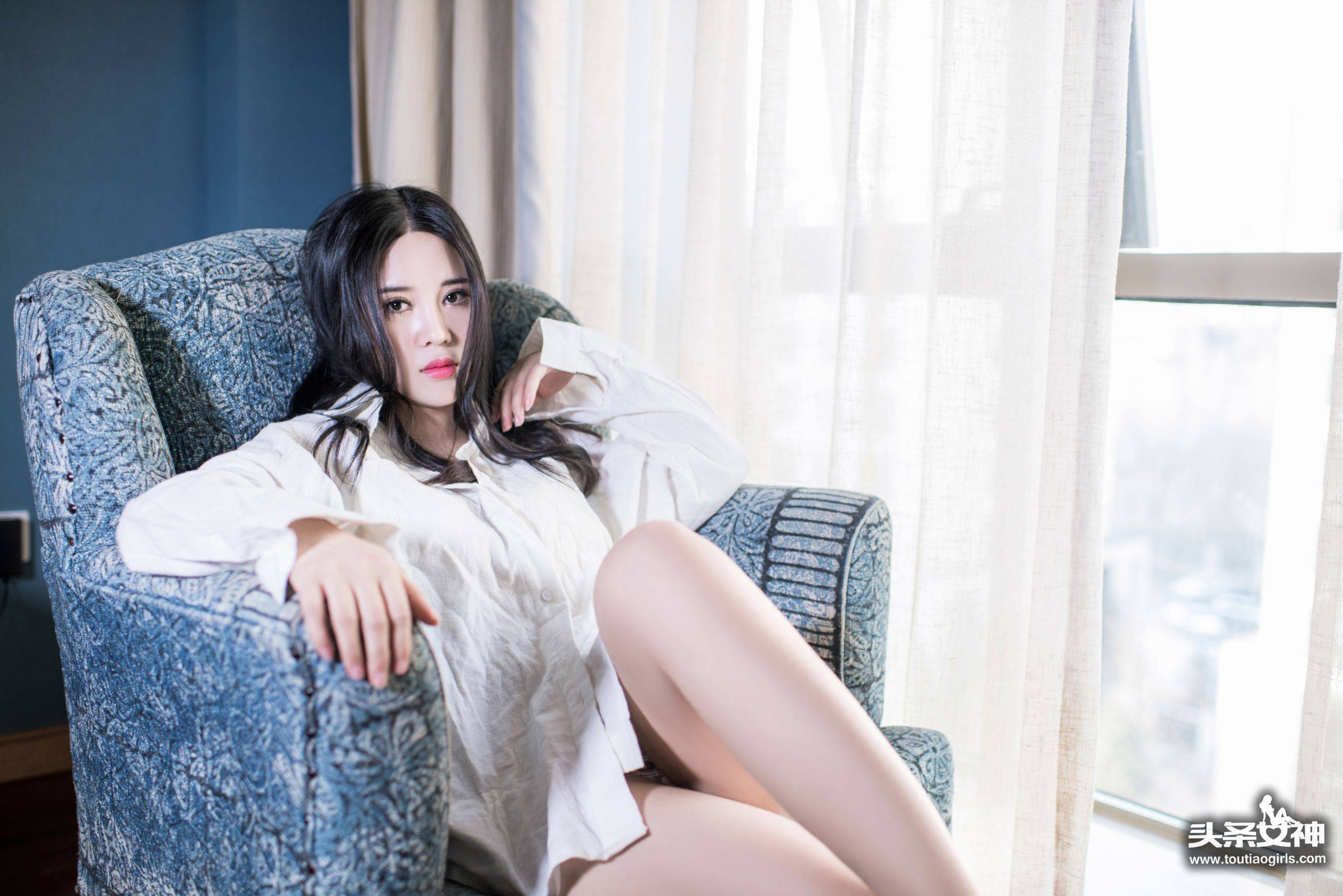 Sukki可儿《性感开发 热情白衬衣》 [头条女神]Xiuren秀人写真高清美女套图写真下载-看套图看套图
