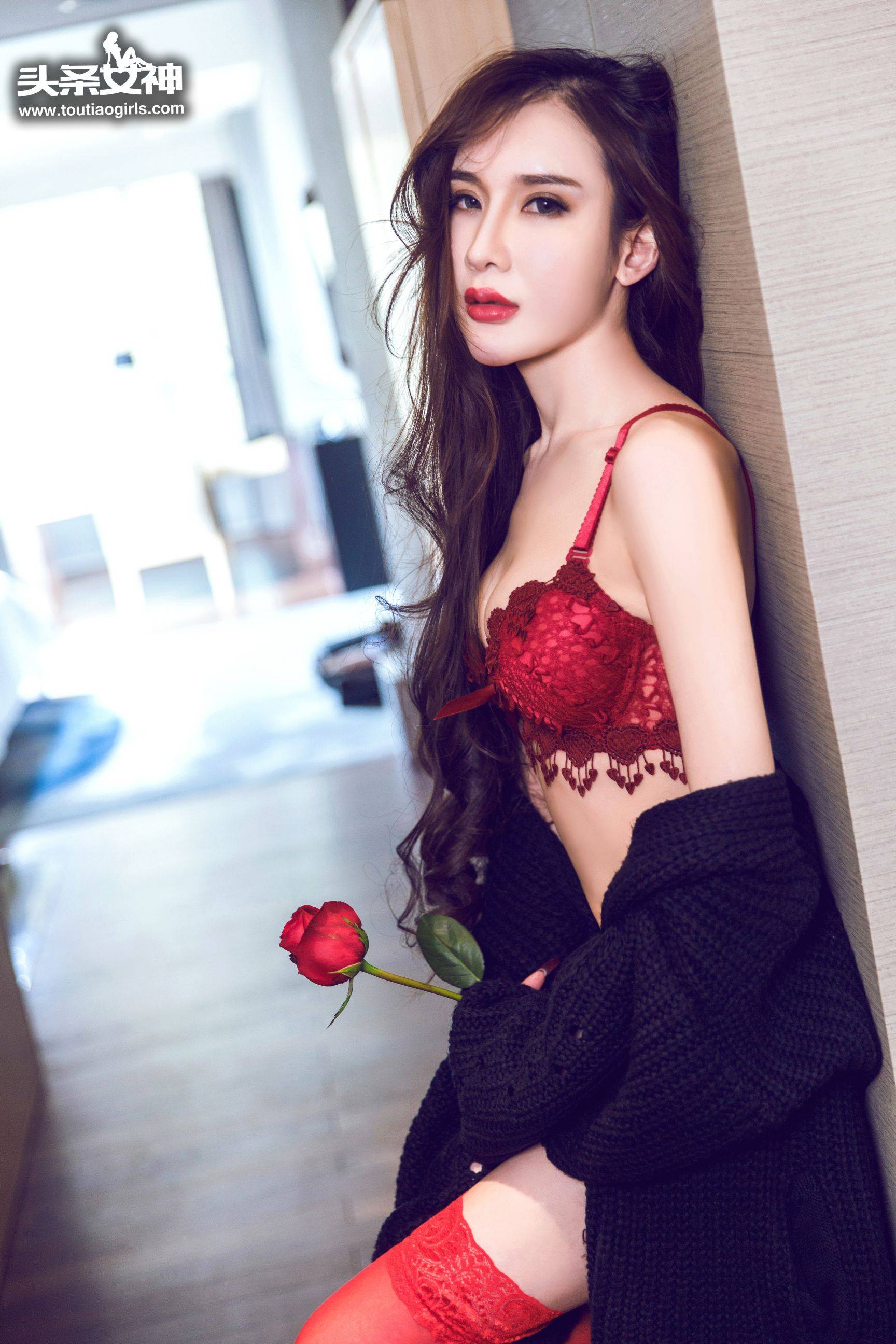 阿依努尔瓦娅《瓦娅的秘密》 [头条女神]Xiuren秀人写真高清美女套图写真下载-看套图看套图