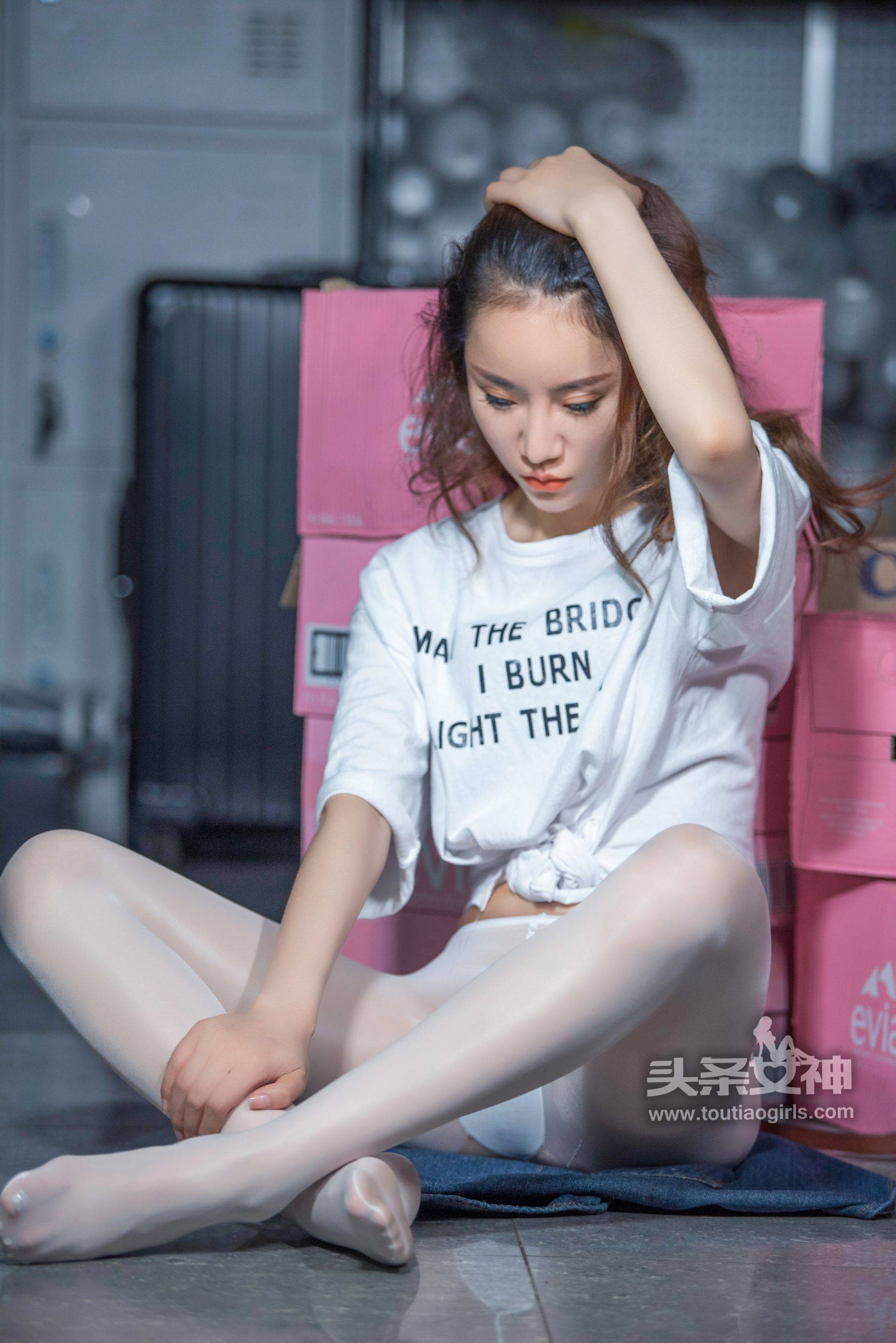 樊安妮《真空白丝袜》 [头条女神]Xiuren秀人写真高清美女套图写真下载-看套图看套图