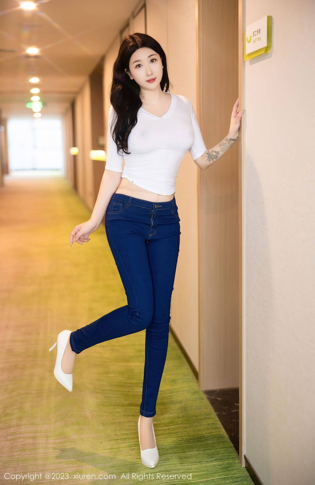[XiuRen秀人网] No.6570 江真真 牛仔裤美臀Xiuren秀人写真高清美女套图写真下载-看套图看套图