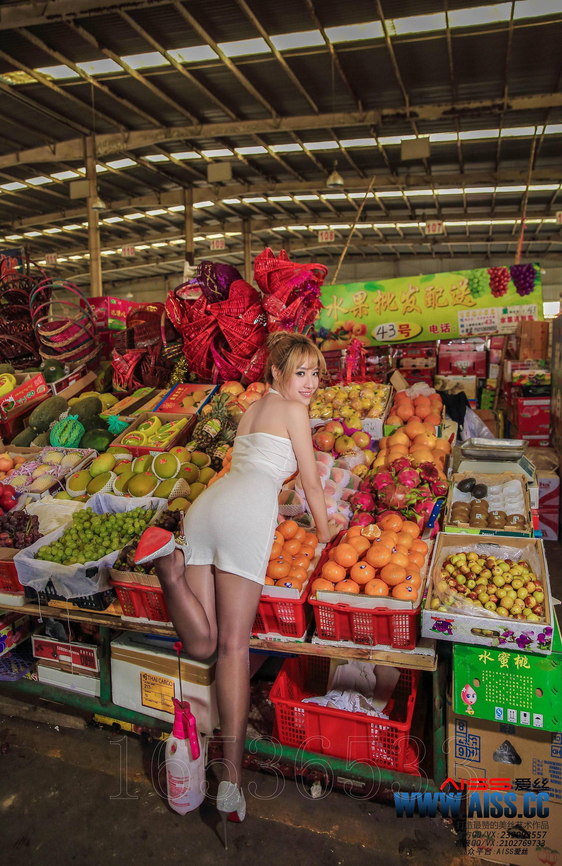 何冉《闹市&美丝》 [AISS爱丝] F6012Xiuren秀人写真高清美女套图写真下载-看套图看套图