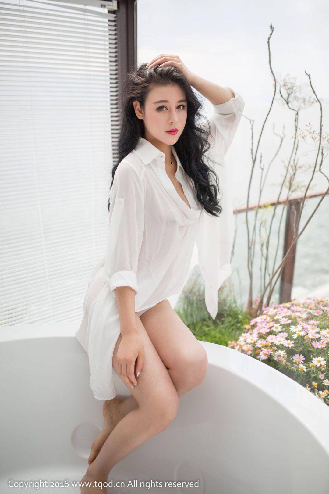 叶佳颐《大理旅拍》真空白衬衫+睡衣诱惑 [推女神/尤蜜荟]Xiuren秀人写真高清美女套图写真下载-看套图看套图