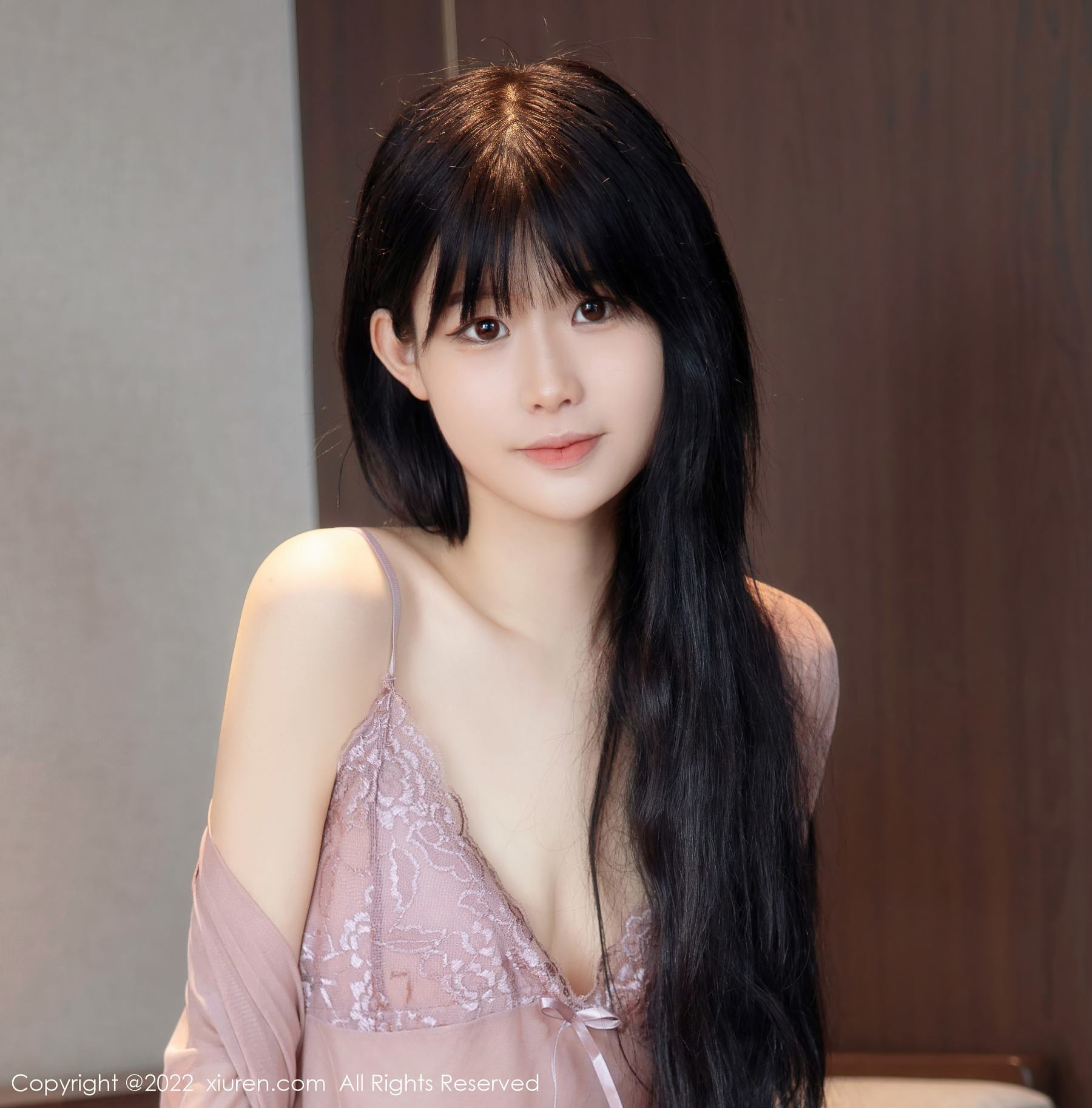 [XiuRen秀人网] No.5408 77qiqi 睡衣美腿Xiuren秀人写真高清美女套图写真下载-看套图看套图