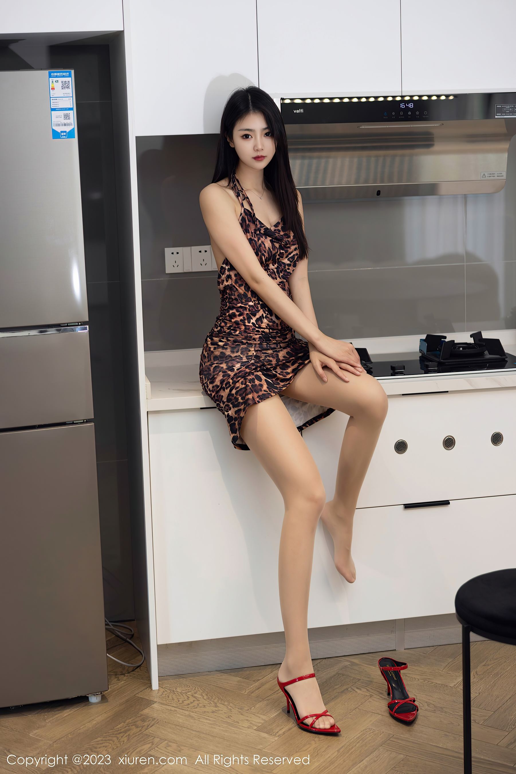 [XiuRen秀人网] No.6703 可樂Vicky 短裙丝袜Xiuren秀人写真高清美女套图写真下载-看套图看套图