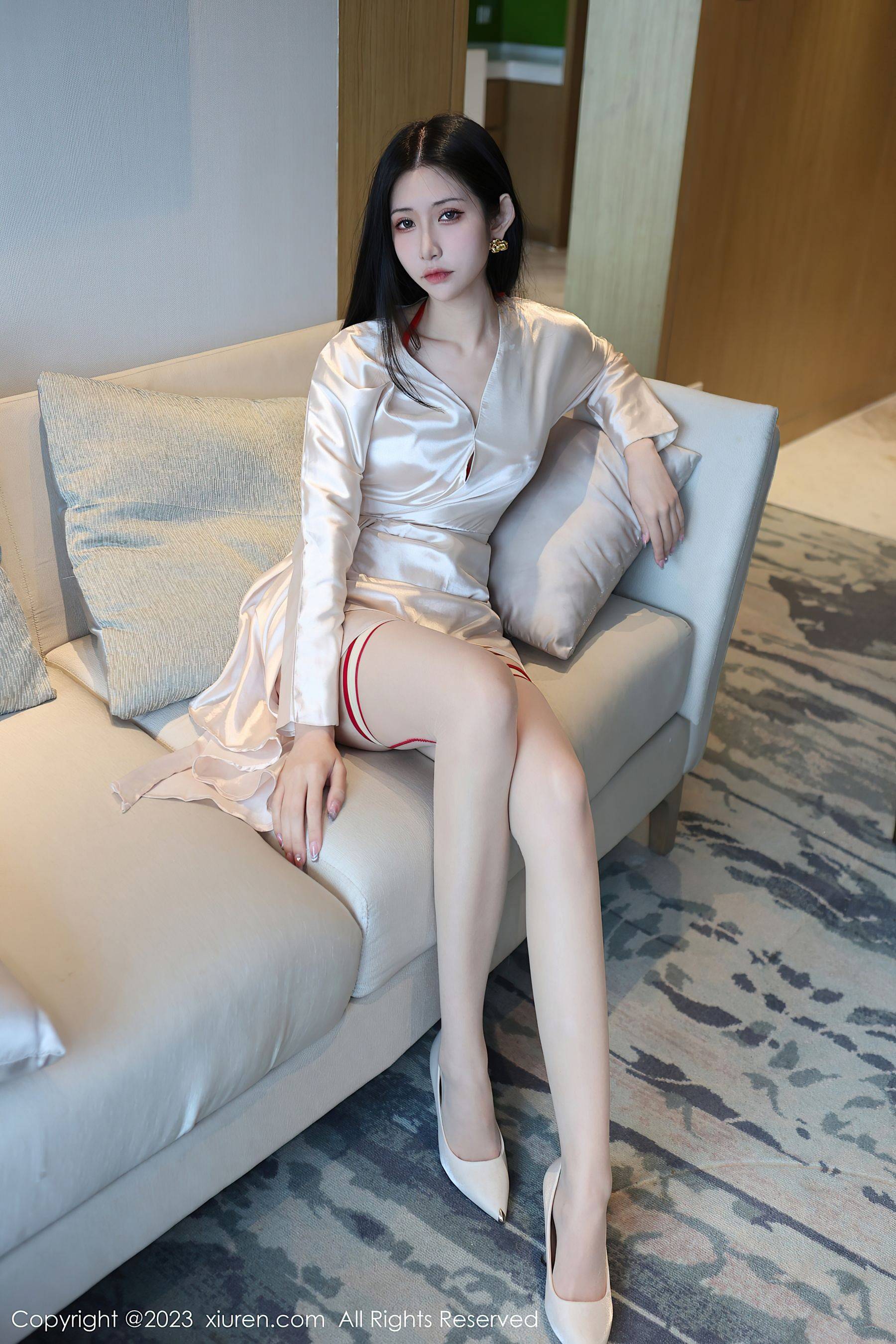[XiuRen秀人网] No.6750 依娜Yina 妩媚美腿Xiuren秀人写真高清美女套图写真下载-看套图看套图