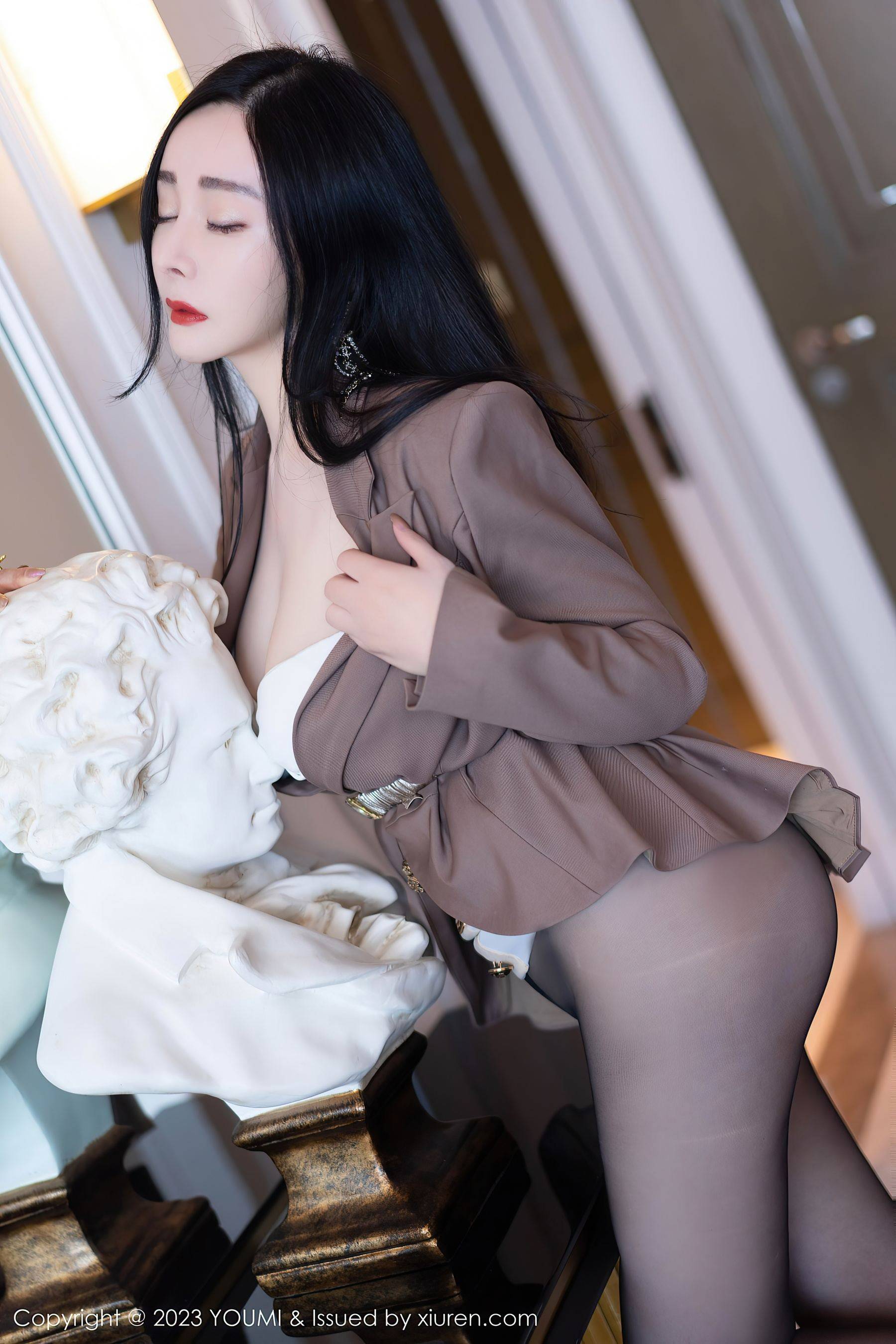 [YOUMI尤蜜荟] VOL.950 允爾 短裙美臀-看套图