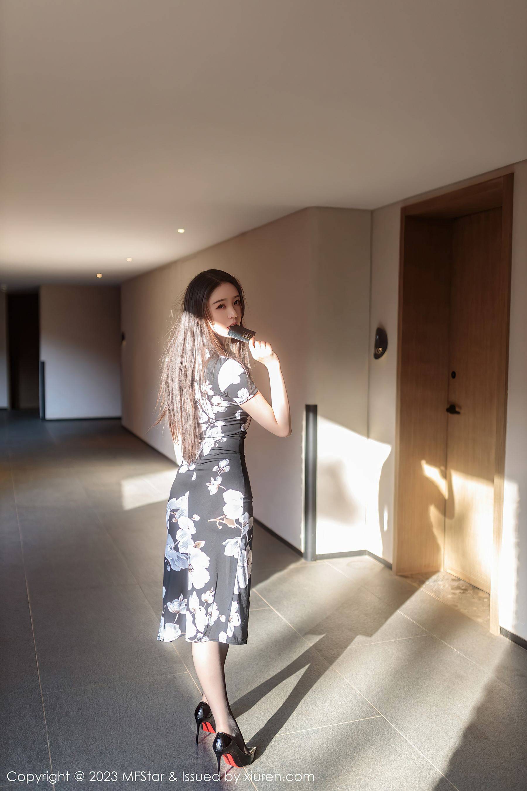 [MFStar模范学院] VOL.630 小波多 旗袍美腿Xiuren秀人写真高清美女套图写真下载-看套图看套图