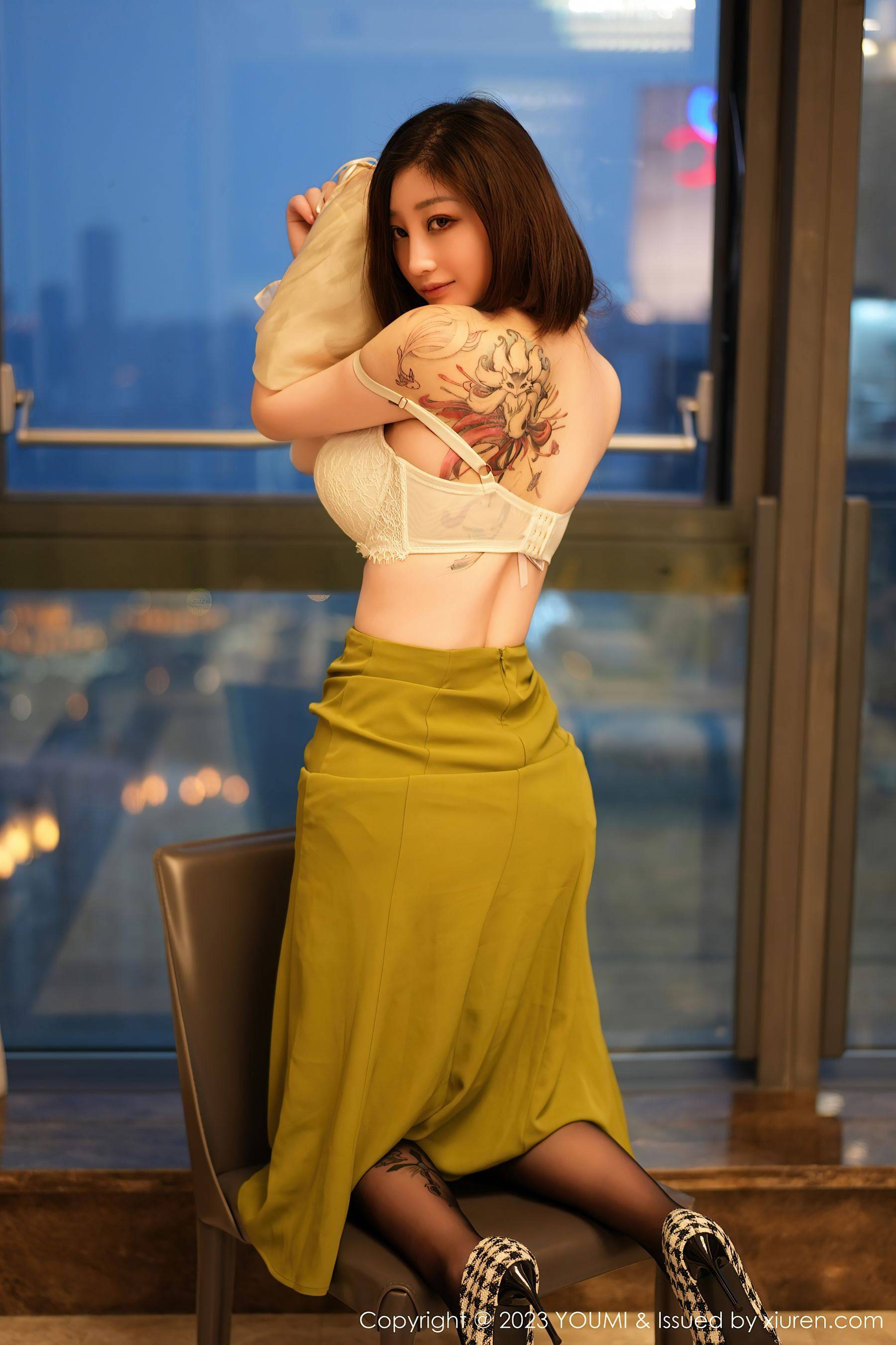 [YOUMI尤蜜荟] VOL.940 妲己_Toxic 黑丝短裙Xiuren秀人写真高清美女套图写真下载-看套图看套图