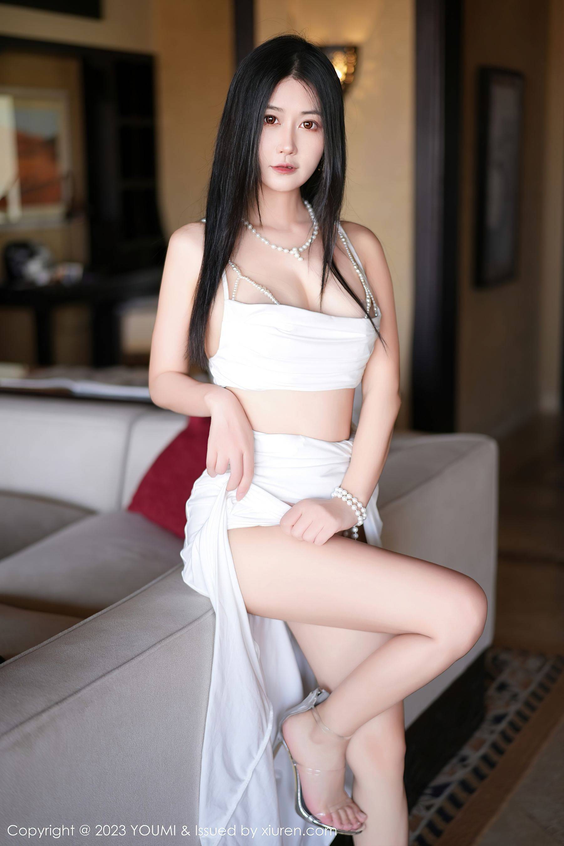 [YOUMI尤蜜荟] VOL.971 laura阿姣 长裙美腿-看套图