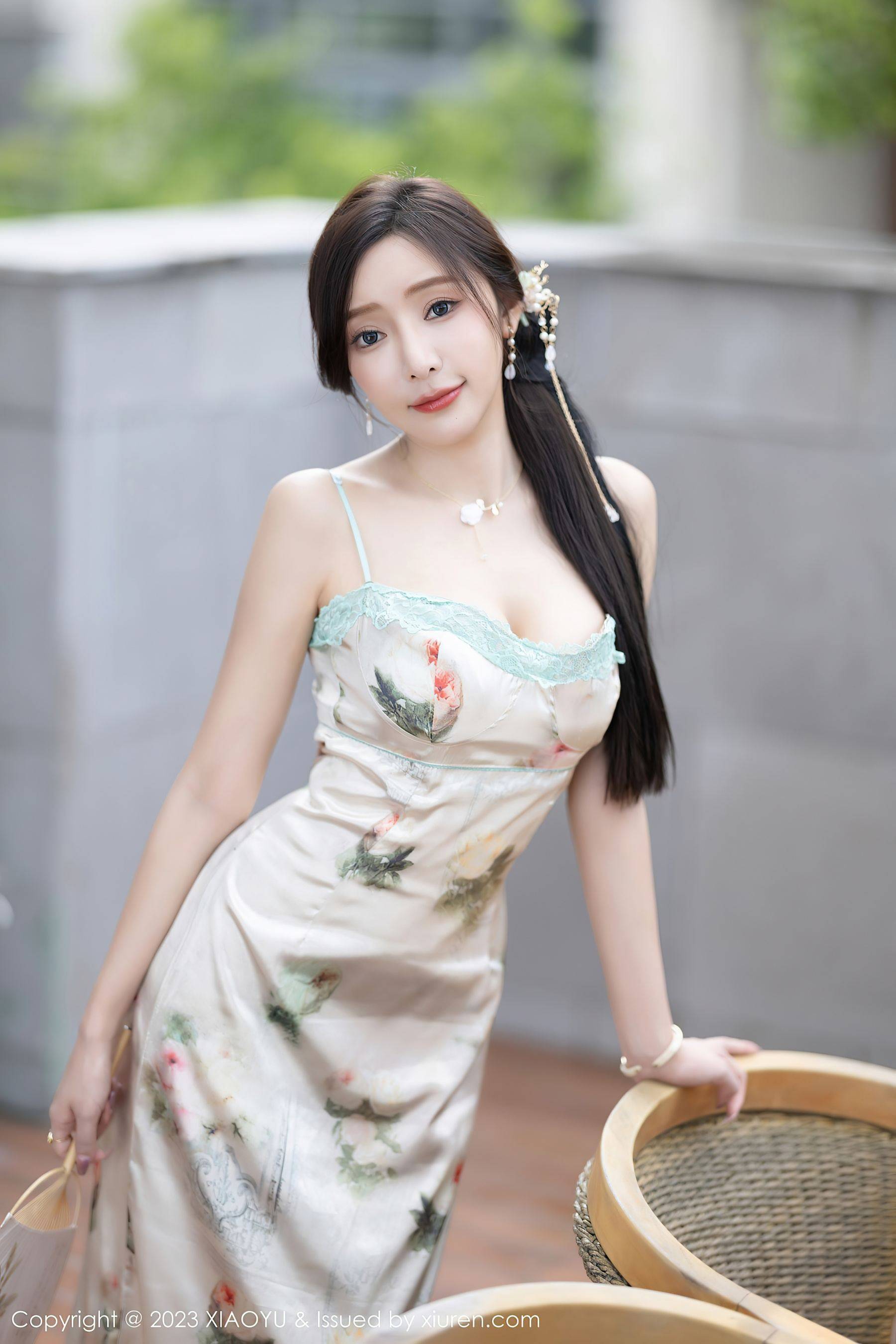 [XIAOYU语画界] VOL.1097 王馨瑶yanni 长裙美腿Xiuren秀人写真高清美女套图写真下载-看套图看套图
