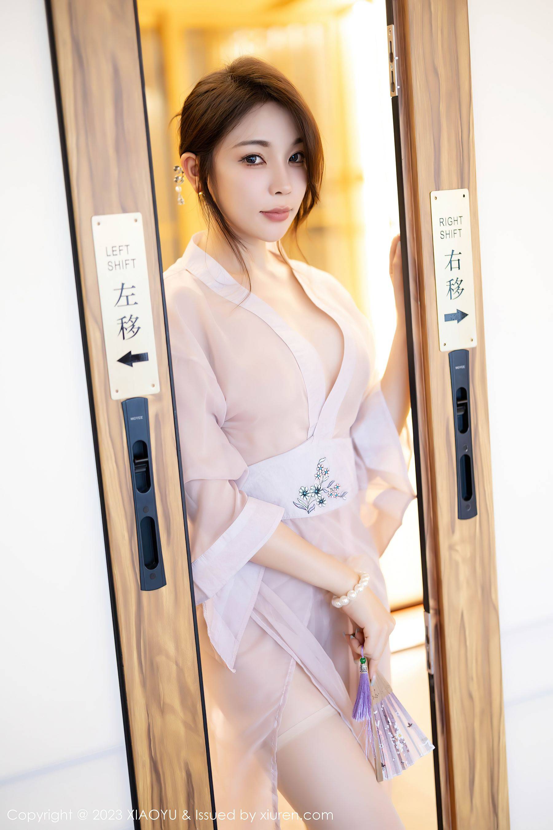 [XIAOYU语画界] VOL.1076 徐莉芝Booty 丝袜美腿Xiuren秀人写真高清美女套图写真下载-看套图看套图