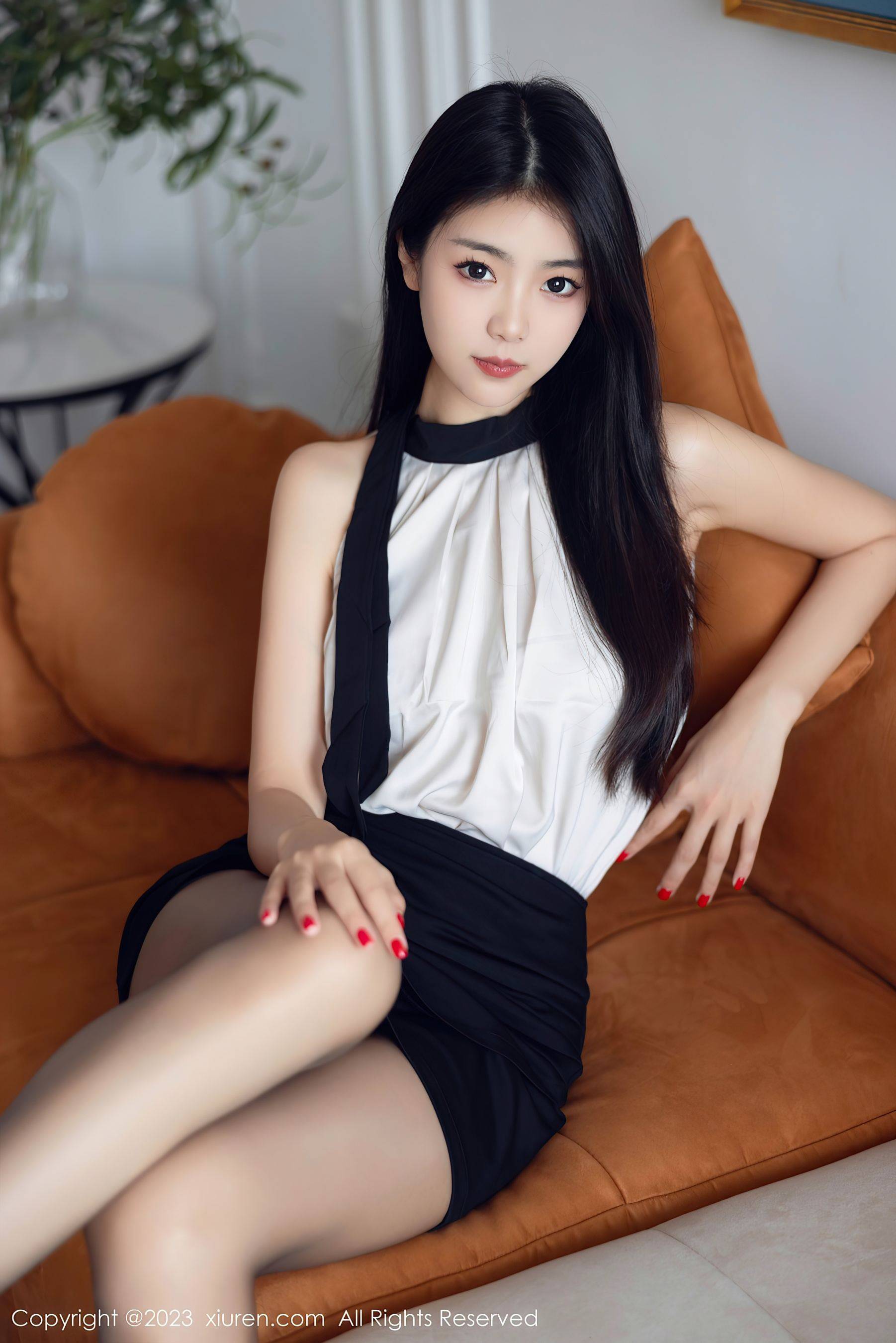[XiuRen秀人网] No.7342 可樂Vicky 丝袜美腿Xiuren秀人写真高清美女套图写真下载-看套图看套图