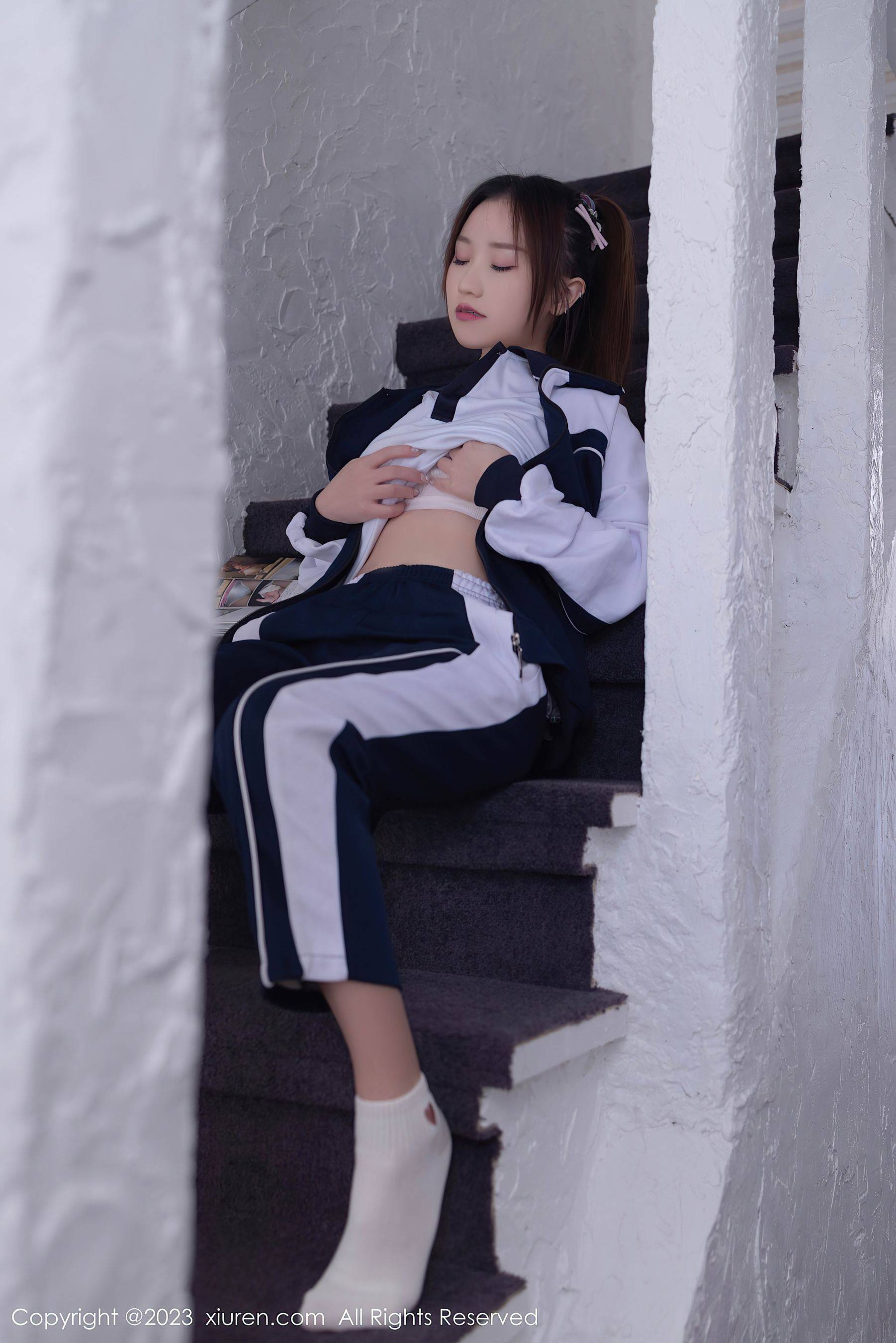 [XiuRen秀人网] No.7528 杏子Yada 制服美腿-看套图