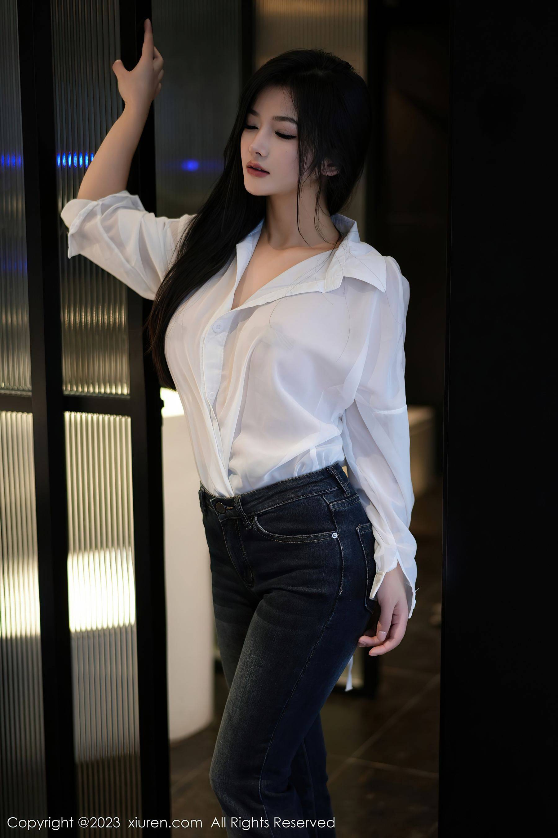 [XiuRen秀人网] No.7645 谭小灵 牛仔裤美腿Xiuren秀人写真高清美女套图写真下载-看套图看套图