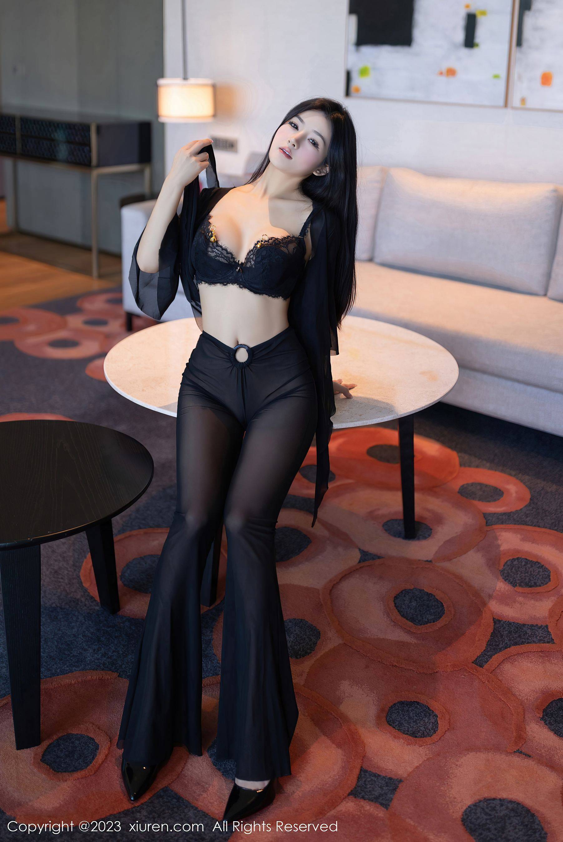 [XiuRen秀人网] No.7660 谭小灵 黑丝美腿Xiuren秀人写真高清美女套图写真下载-看套图看套图